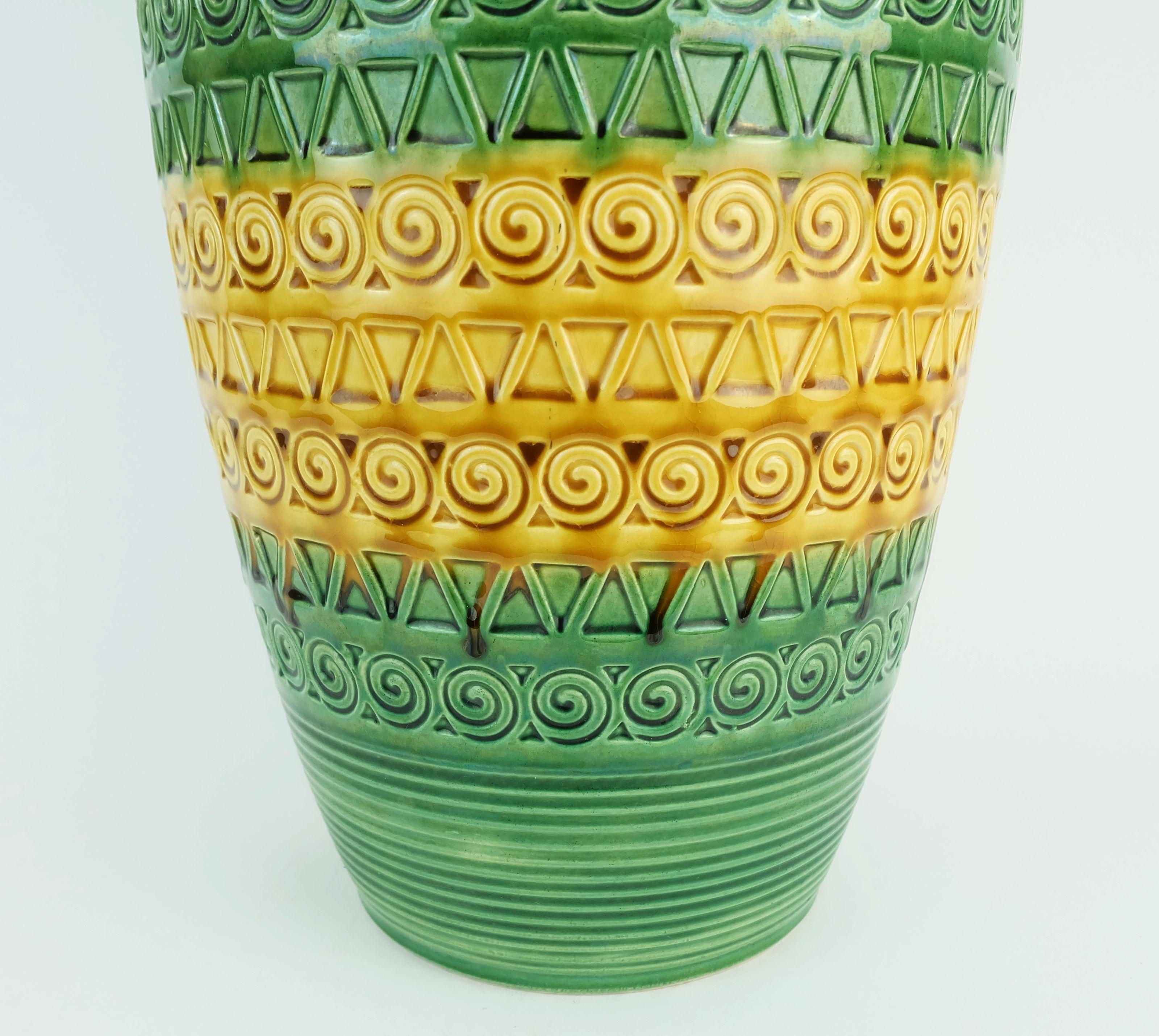 JARRON de los años 60 ü-keramik verde ocre motivo en relieve modelo 1142/50 WGP en venta 2