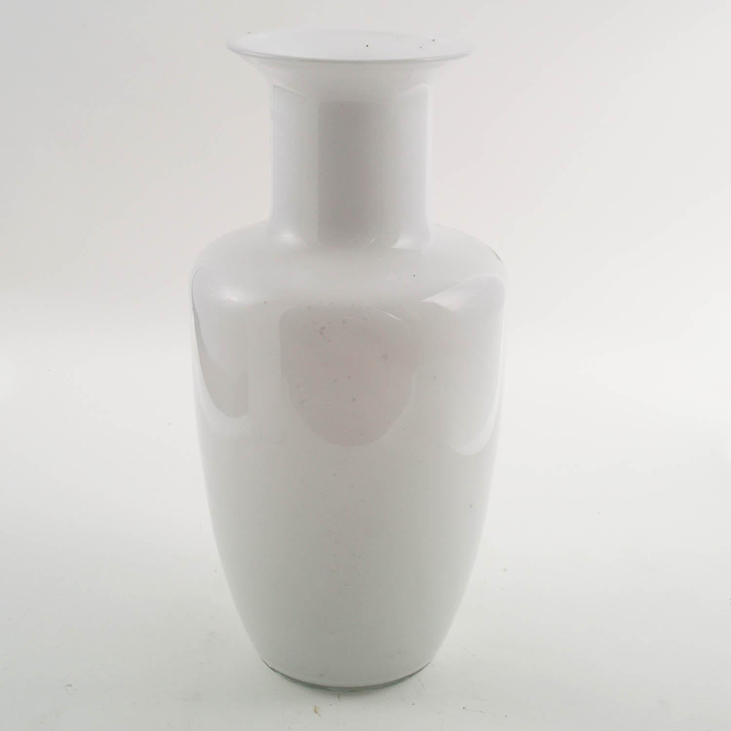 Moderne Murano-Vase aus der Jahrhundertmitte, Tapio Wirkkala für Venini zugeschrieben, verziert mit Murano-Gitterglas

Über:
Entworfen im Jahr 1968 von Tapio Wirkkala, sind diese Flaschen aus dem ähnlichen Formen sanft geschwungenen Glas (lattimo