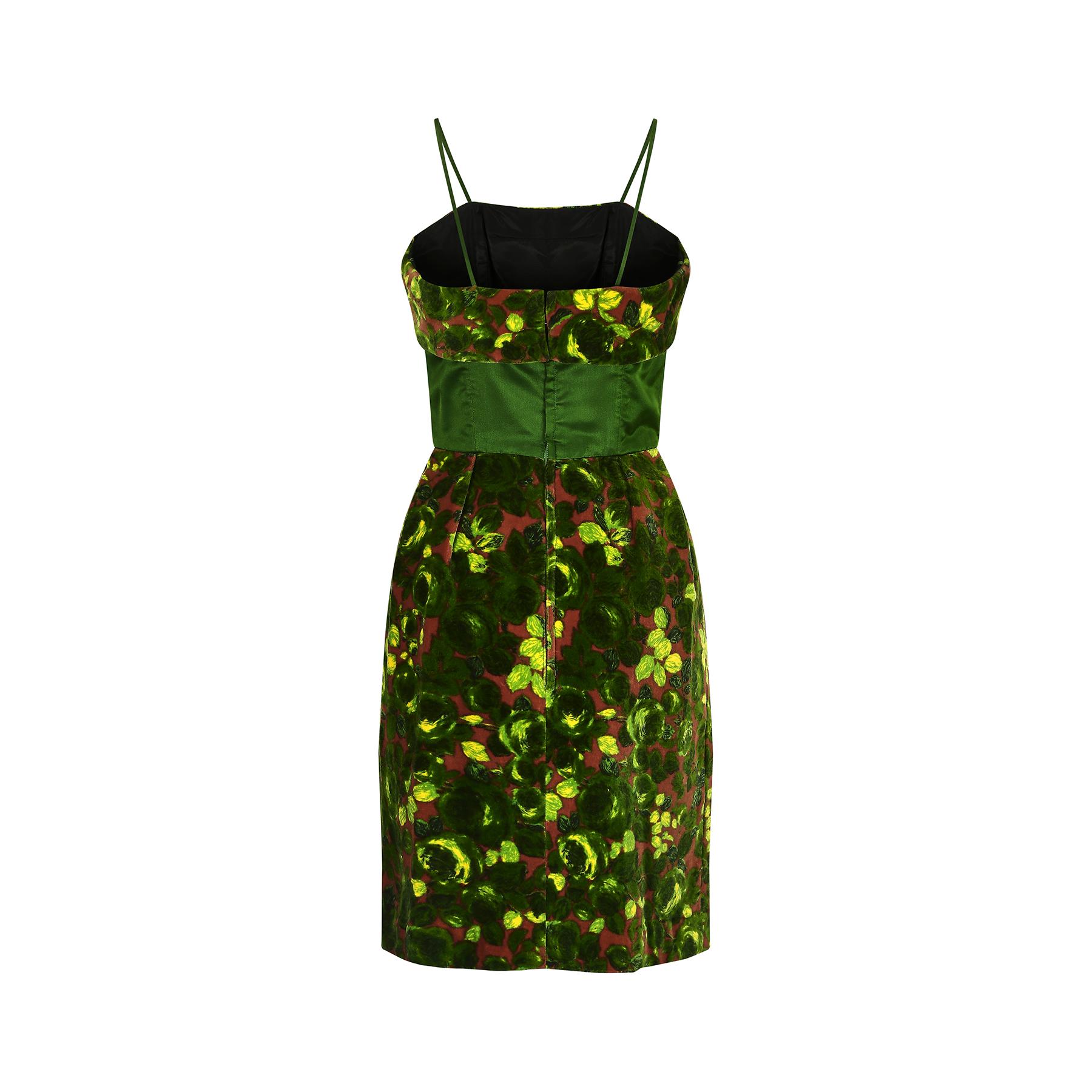Vert Robe imprimée rose en velours et satin vert des années 1960 en vente