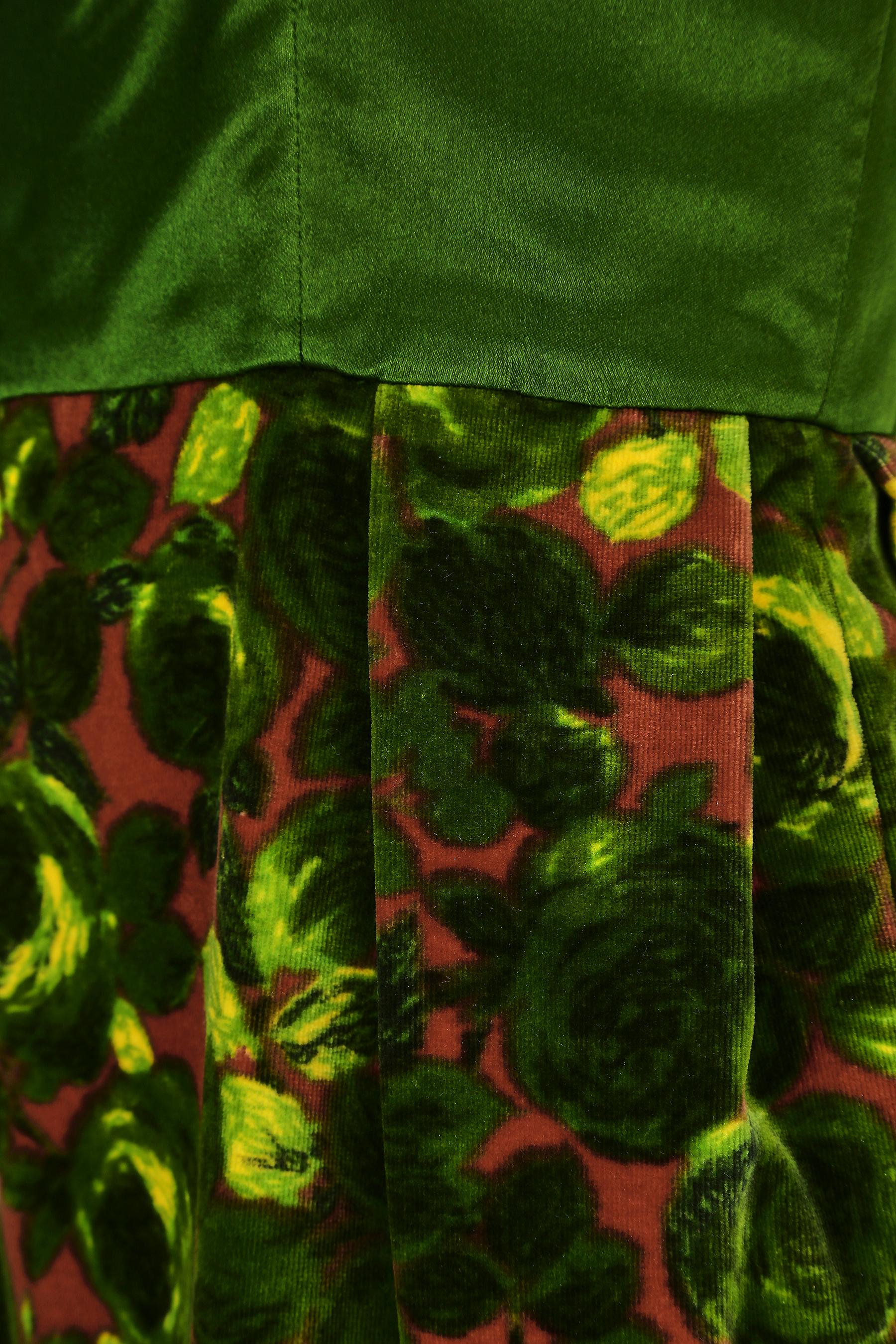 Robe imprimée rose en velours et satin vert des années 1960 Excellent état - En vente à London, GB