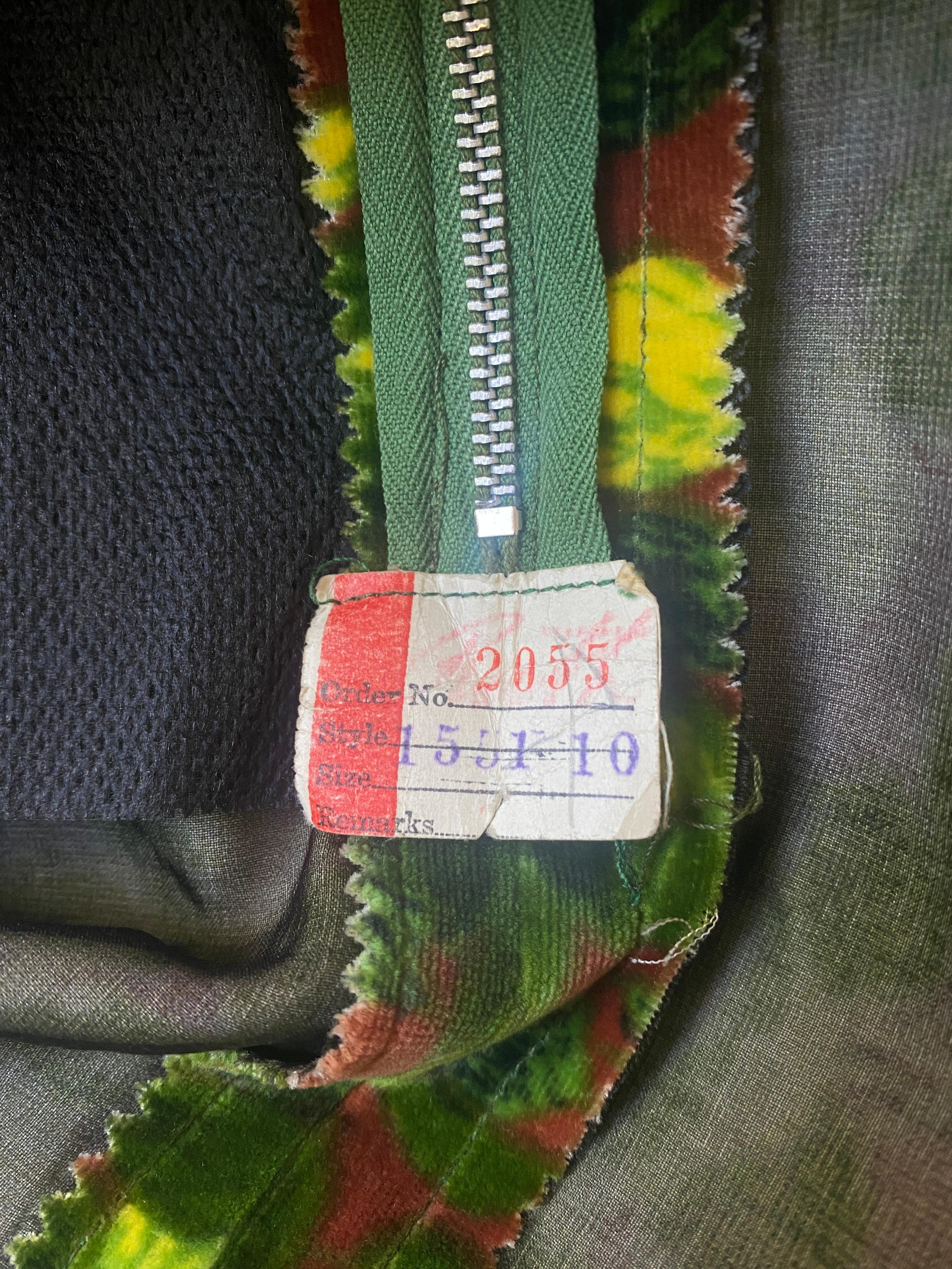 Robe imprimée rose en velours et satin vert des années 1960 en vente 1