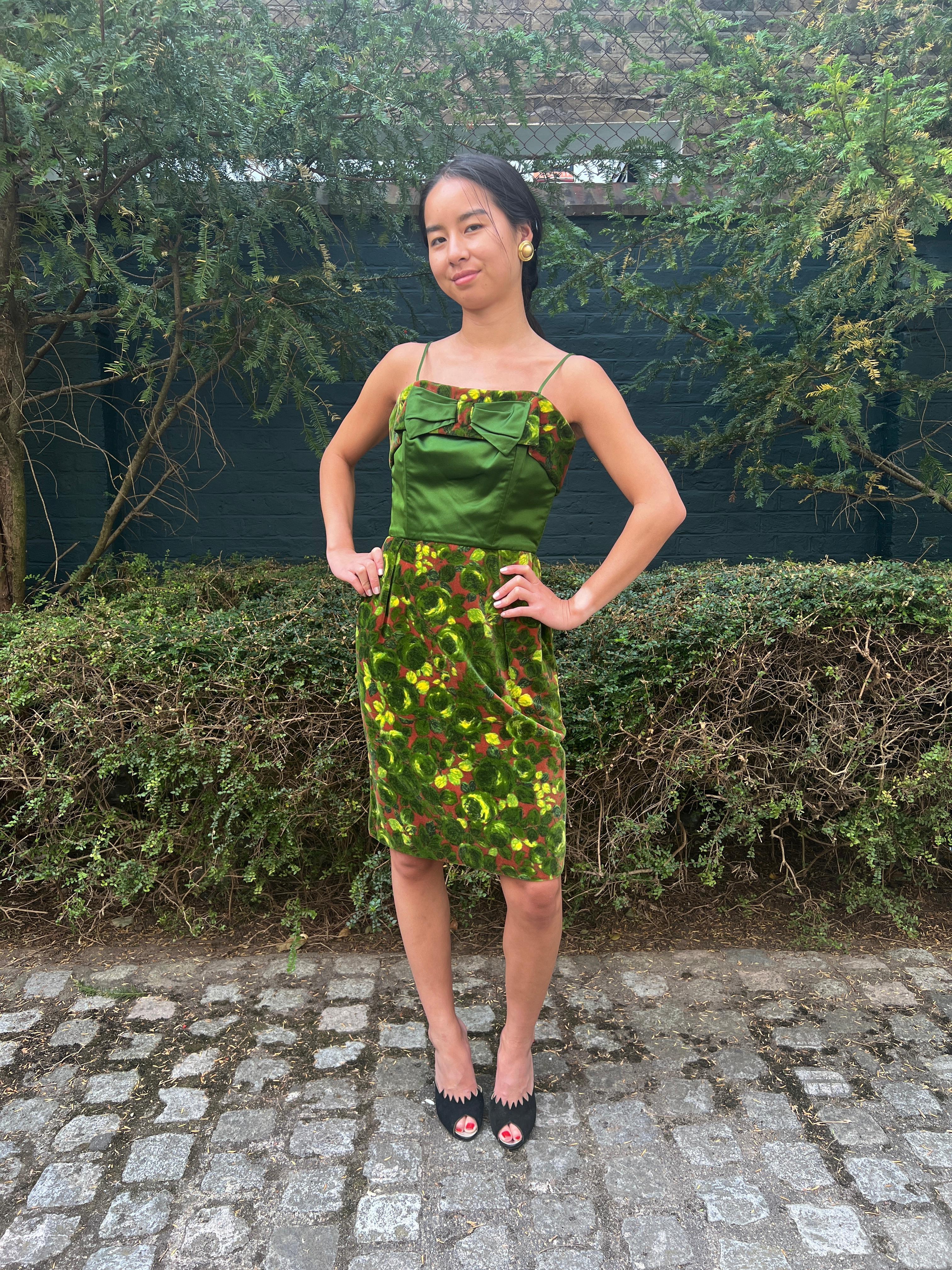 Robe imprimée rose en velours et satin vert des années 1960 en vente 2