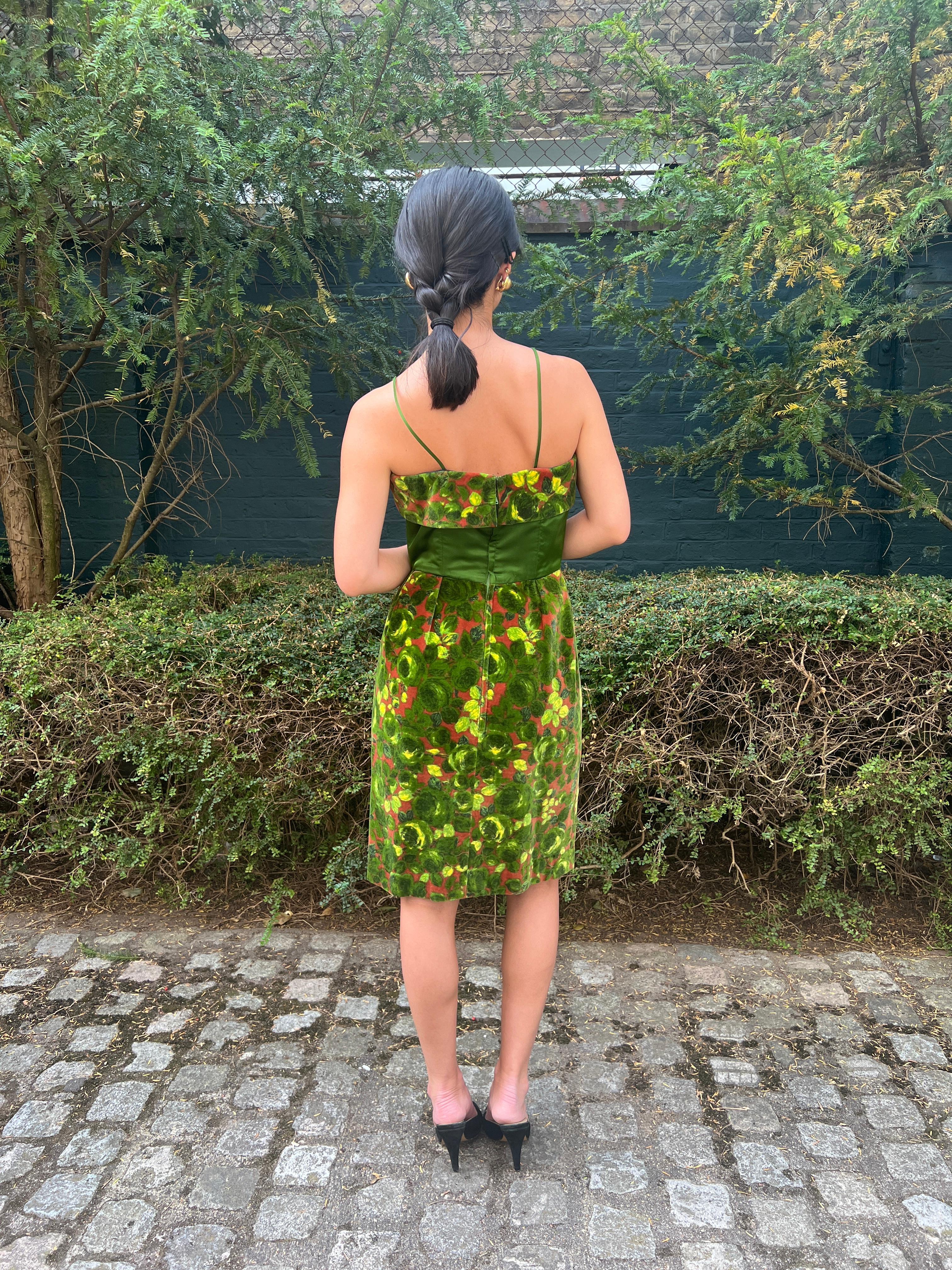 Robe imprimée rose en velours et satin vert des années 1960 en vente 3