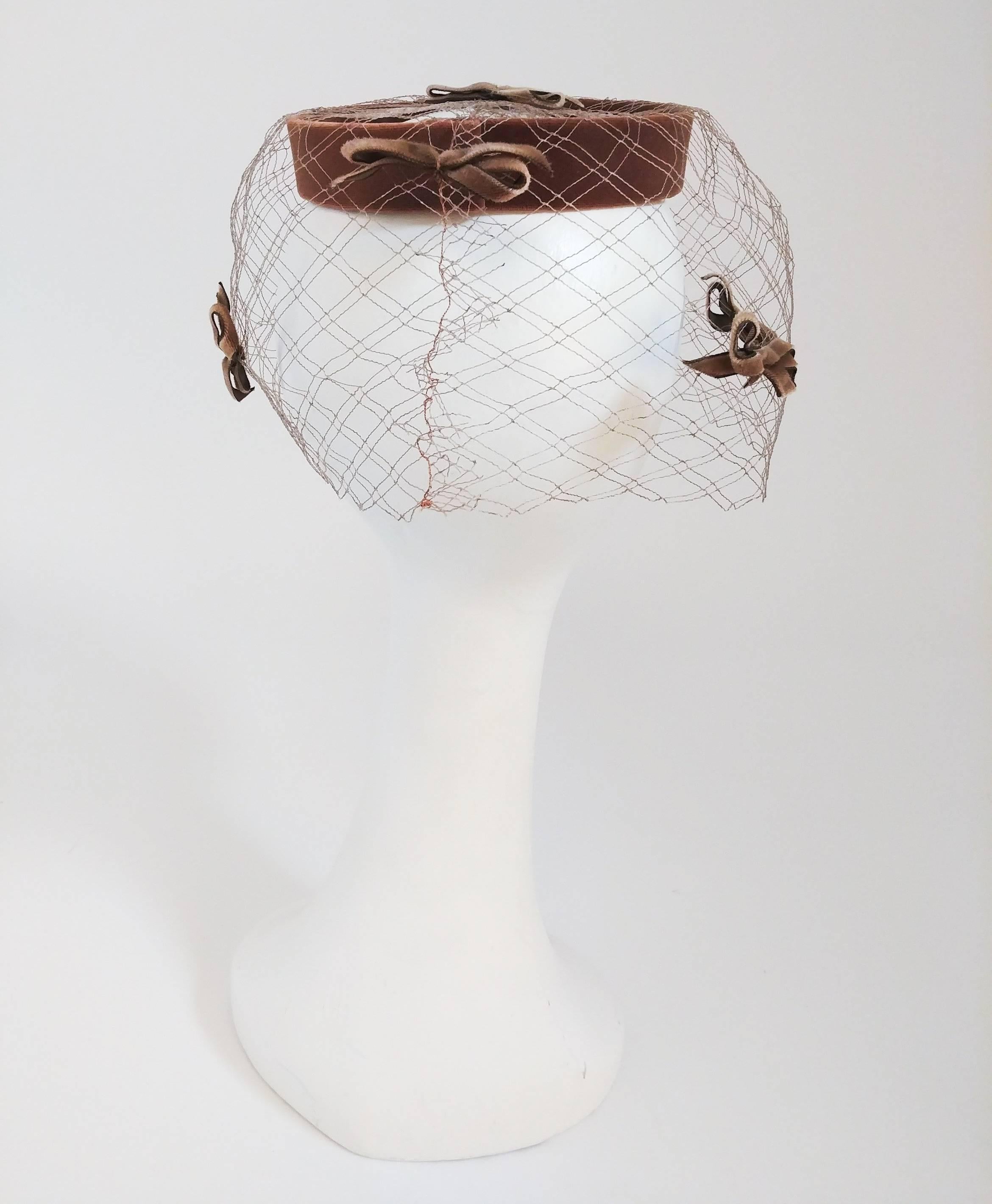 Hut aus Samt mit Käfigschwanzmuster, 1960er Jahre  (Grau) im Angebot