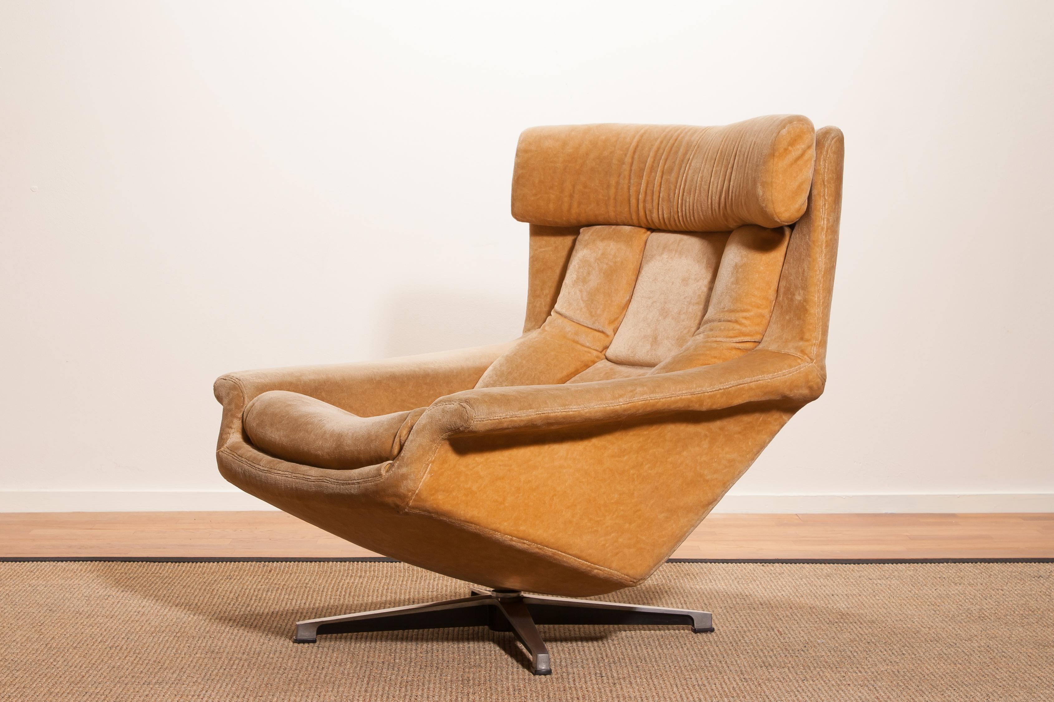 Nice, in original condition, swivel lounge chair made by Bra Bohag AB Sweden.
The seating is upholstered with a golden/beige velvet on a chromed swivel stand.
Period 1960s.
Dimensions: H 85 cm, W 82 cm, D 80 cm, SH 38 cm.