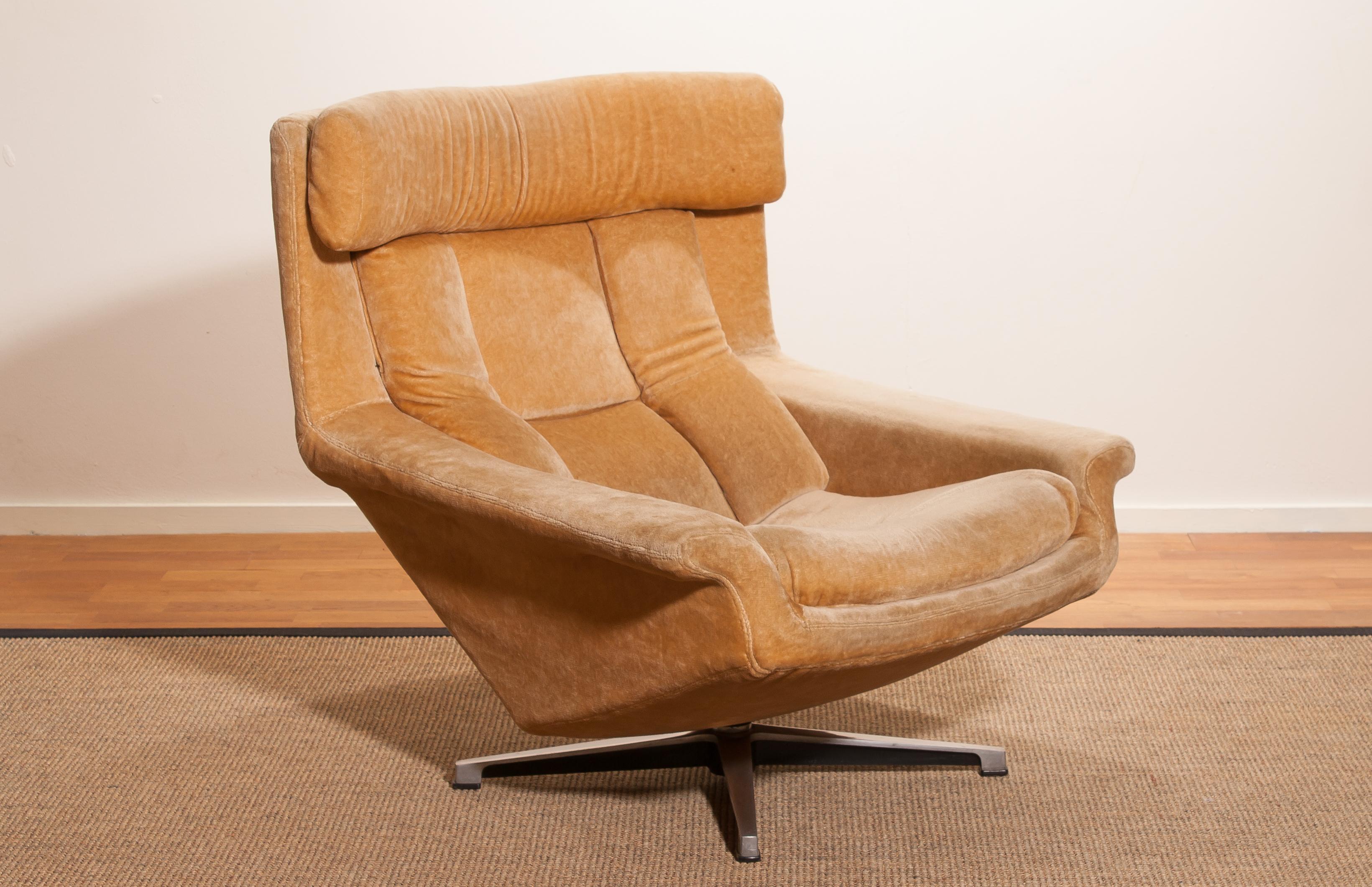 Nice, in original condition, swivel lounge chair made by Bra Bohag AB, Sweden.
The seating is upholstered with a golden or beige velvet on a chromed swivel stand.
Period 1960s.
Dimensions: H 85 cm, W 82 cm, D 80 cm, SH 38 cm.