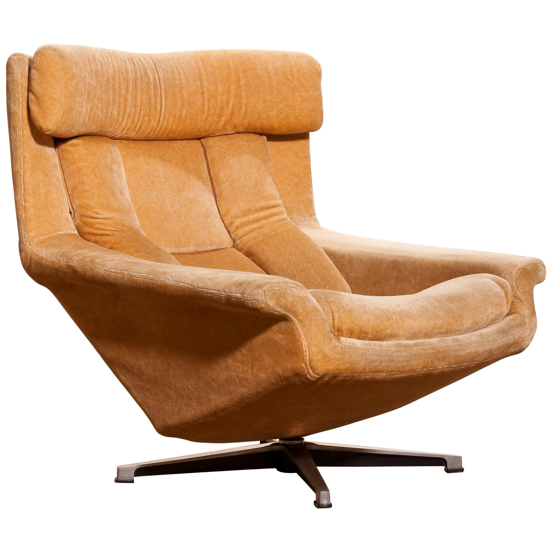 Nice, in original condition, swivel lounge chair made by Bra Bohag AB, Sweden.
The seating is upholstered with a golden or beige velvet on a chromed swivel Stand.
Period 1960s.
Dimensions: H 85 cm, W 82 cm, D 80 cm, SH 38 cm.