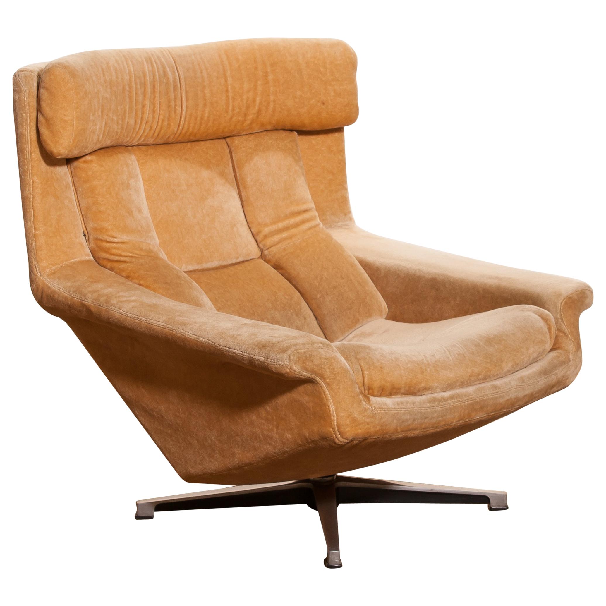 Swedish 1960s, Velvet Swivel Lounge Chair 'Bamse' by Bra Bohag AB, Sweden