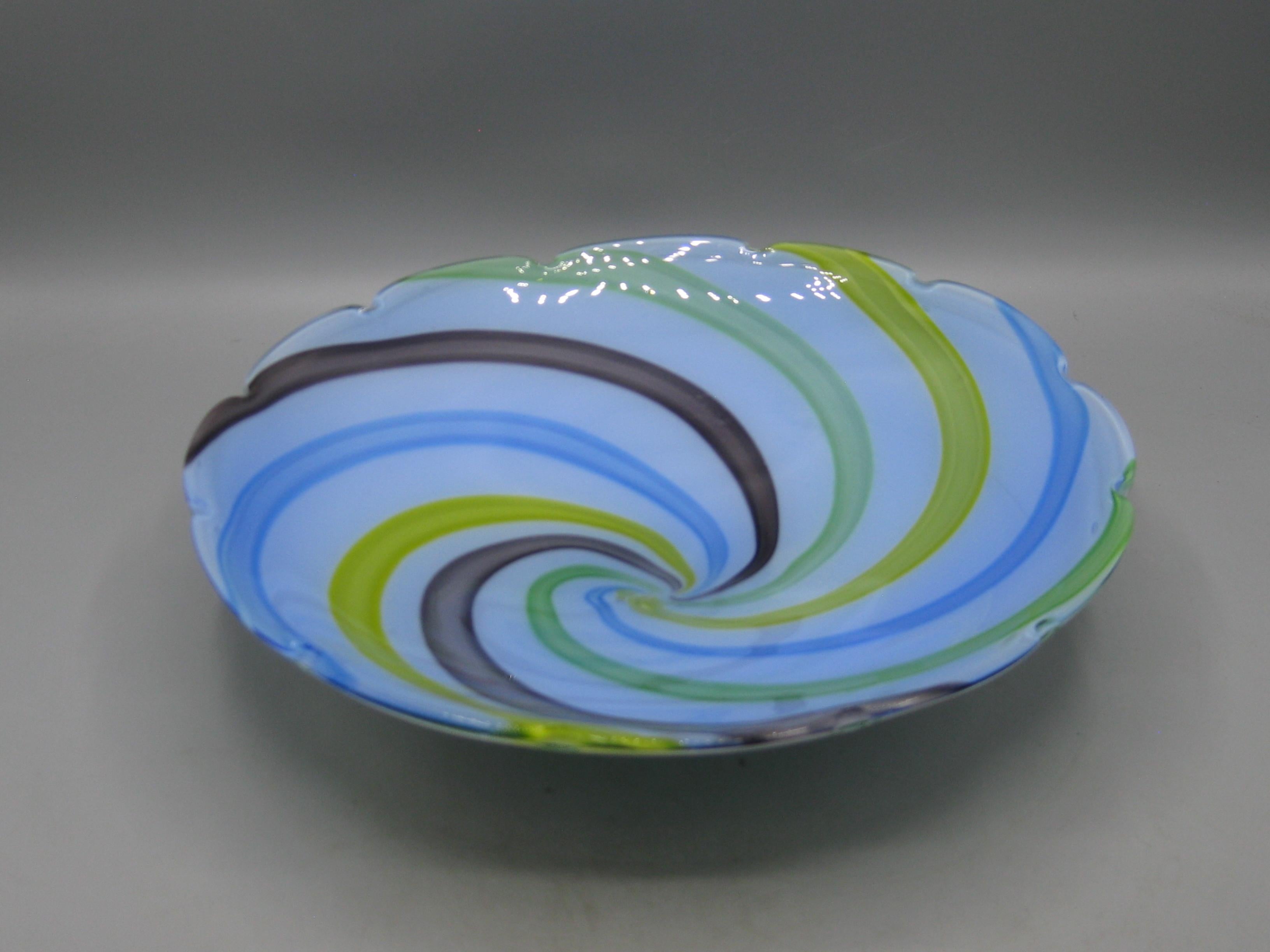 Beautiful colorful pinwheel design Murano art glass bowl/dish designed by Fratelli Toso, circa 1960s. Wonderful color and shape. Made in Italy. In excellent condition. No chips, no cracks and no repairs. Measures: 10 1/4