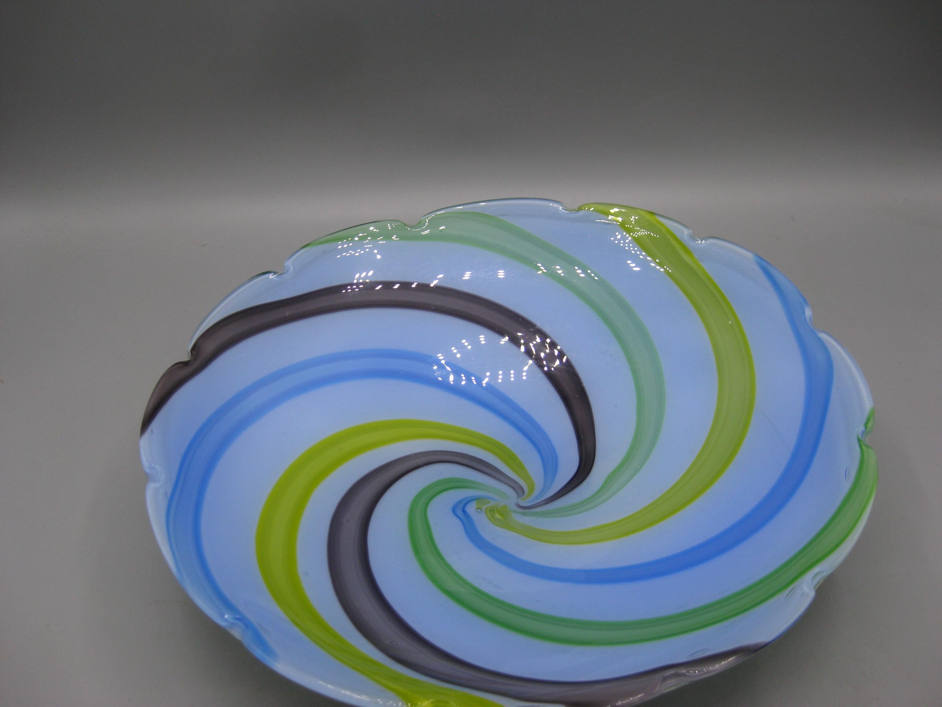 1960's Venetian Fratelli Toso Murano Art Glass Pinwheel Design Bowl Dish Italy en Excelente estado para la venta en San Diego, CA