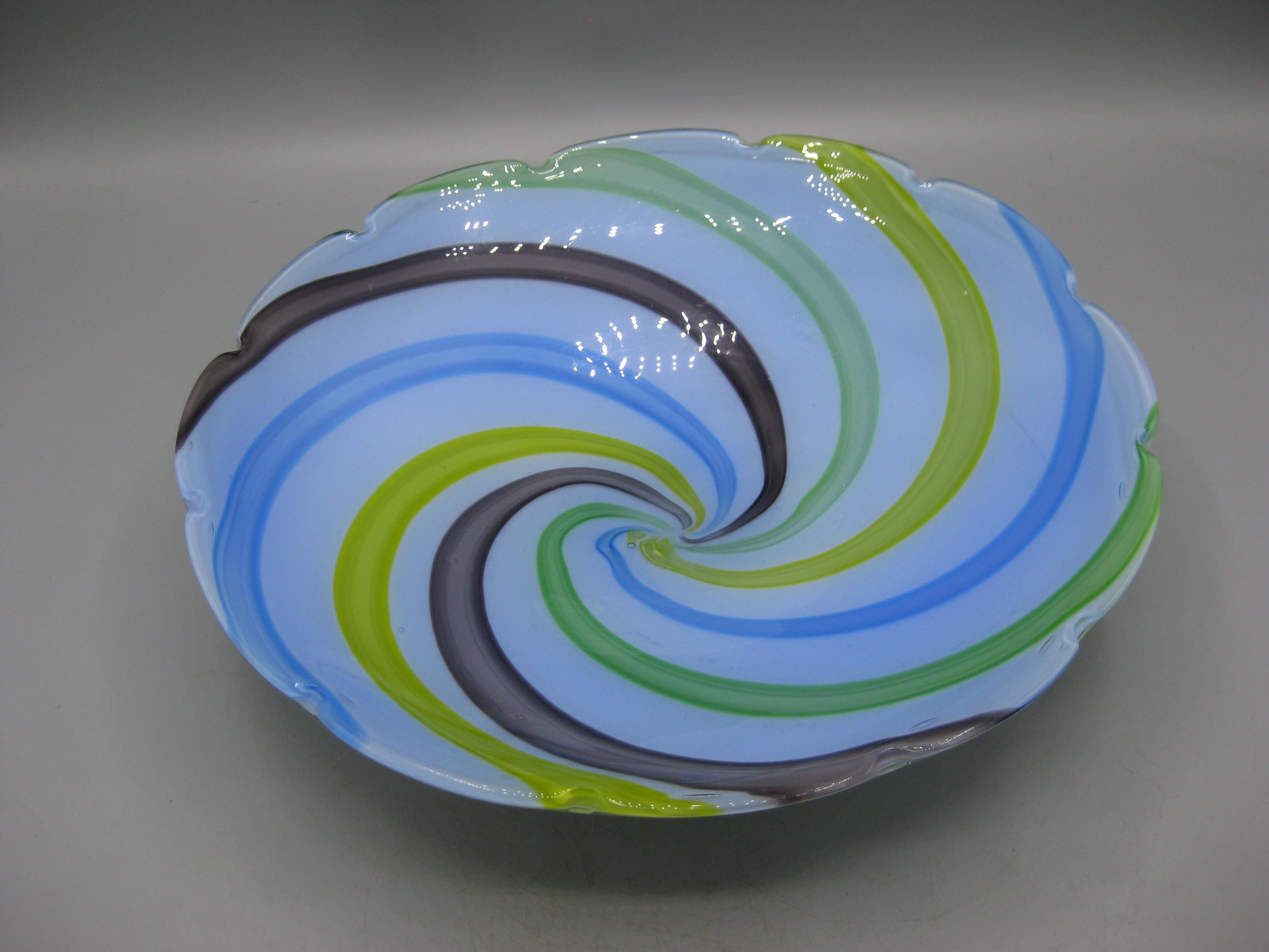 1960's Venetian Fratelli Toso Murano Art Glass Pinwheel Design Bowl Dish Italy siglo XX en venta