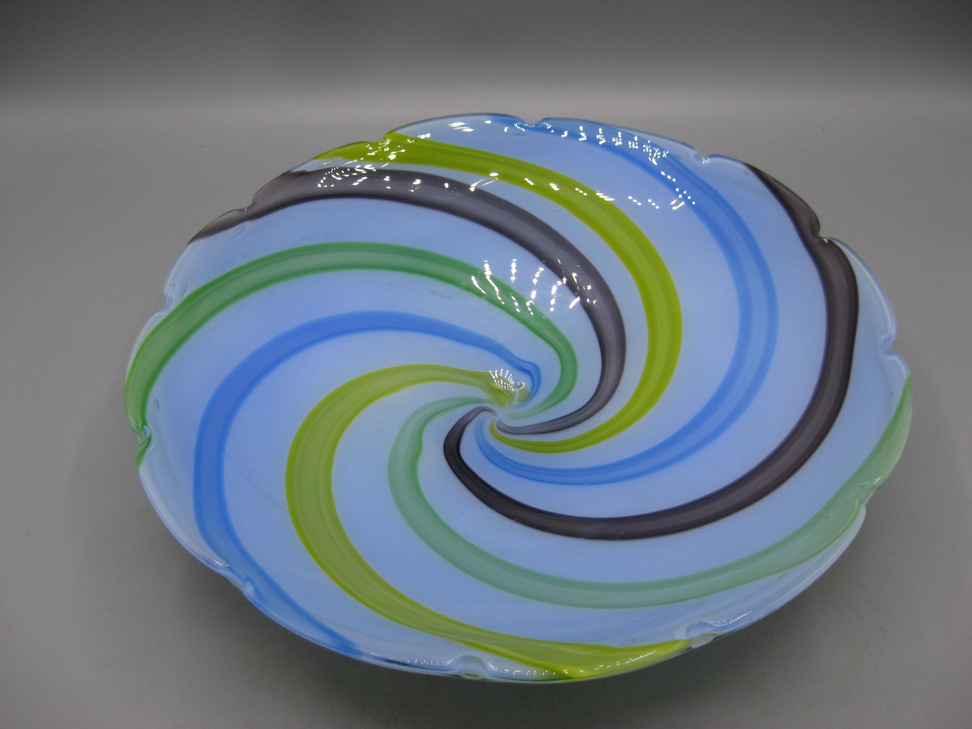 1960's Venetian Fratelli Toso Murano Art Glass Pinwheel Design Bowl Dish Italy Vidrio artístico en venta