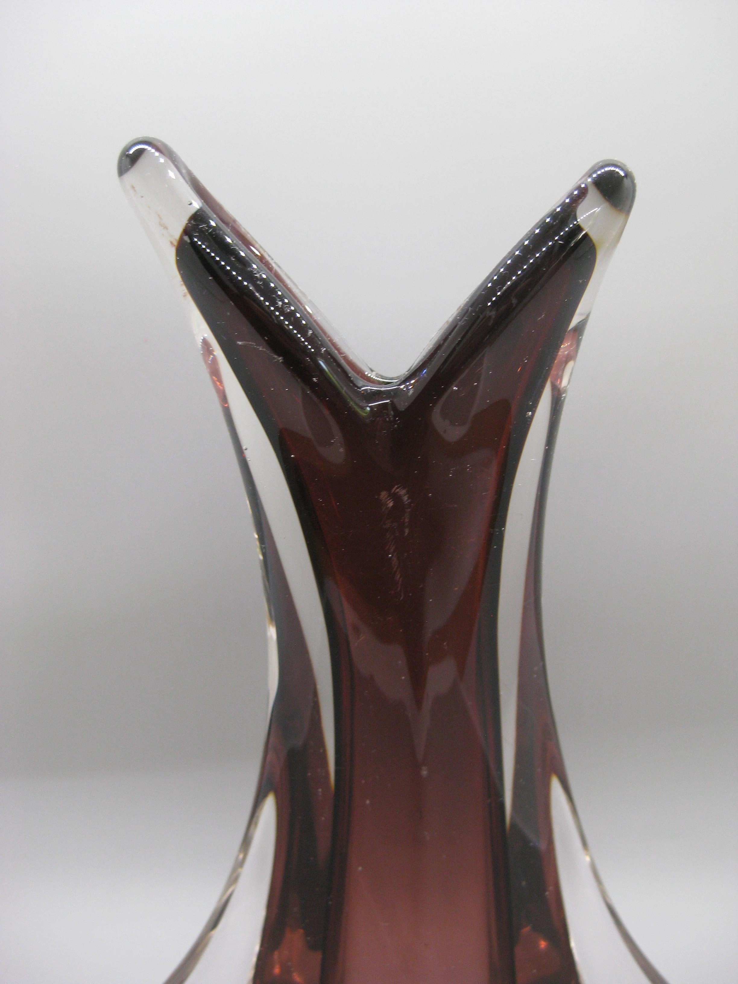 Magnifique vase abstrait en verre d'art de Murano sommerso conçu par Fratelli Toso, vers les années 1960. Merveilleuse couleur pourpre sur la partie intérieure. Une forme et un design remarquables. Fabriqué en Italie, il conserve la décalcomanie