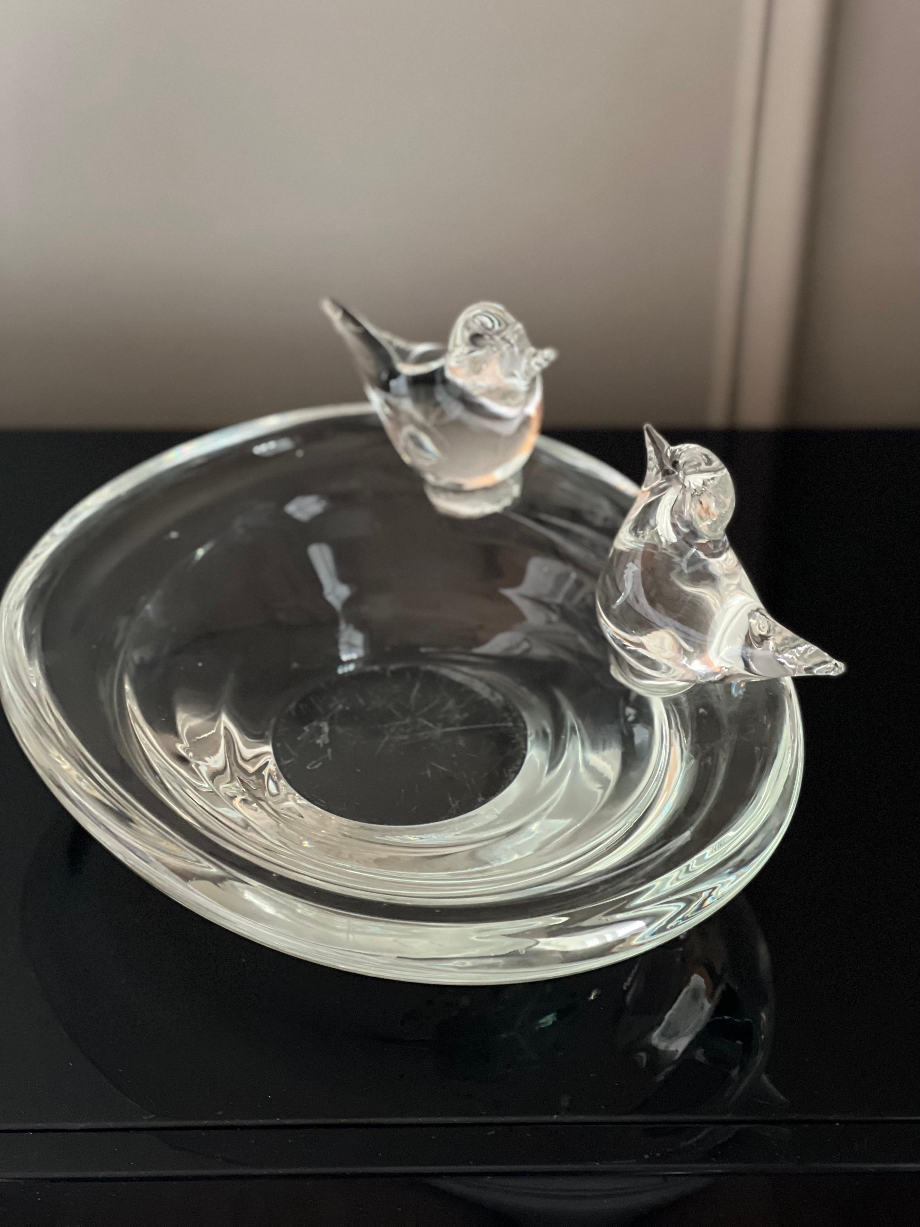 Beautiful Venetian style Murano candy dish, signed Jauetts L. Hand blown with two charming birds perched on the outer edge of an elegant, shallow bowl with smooth, rounded edges.