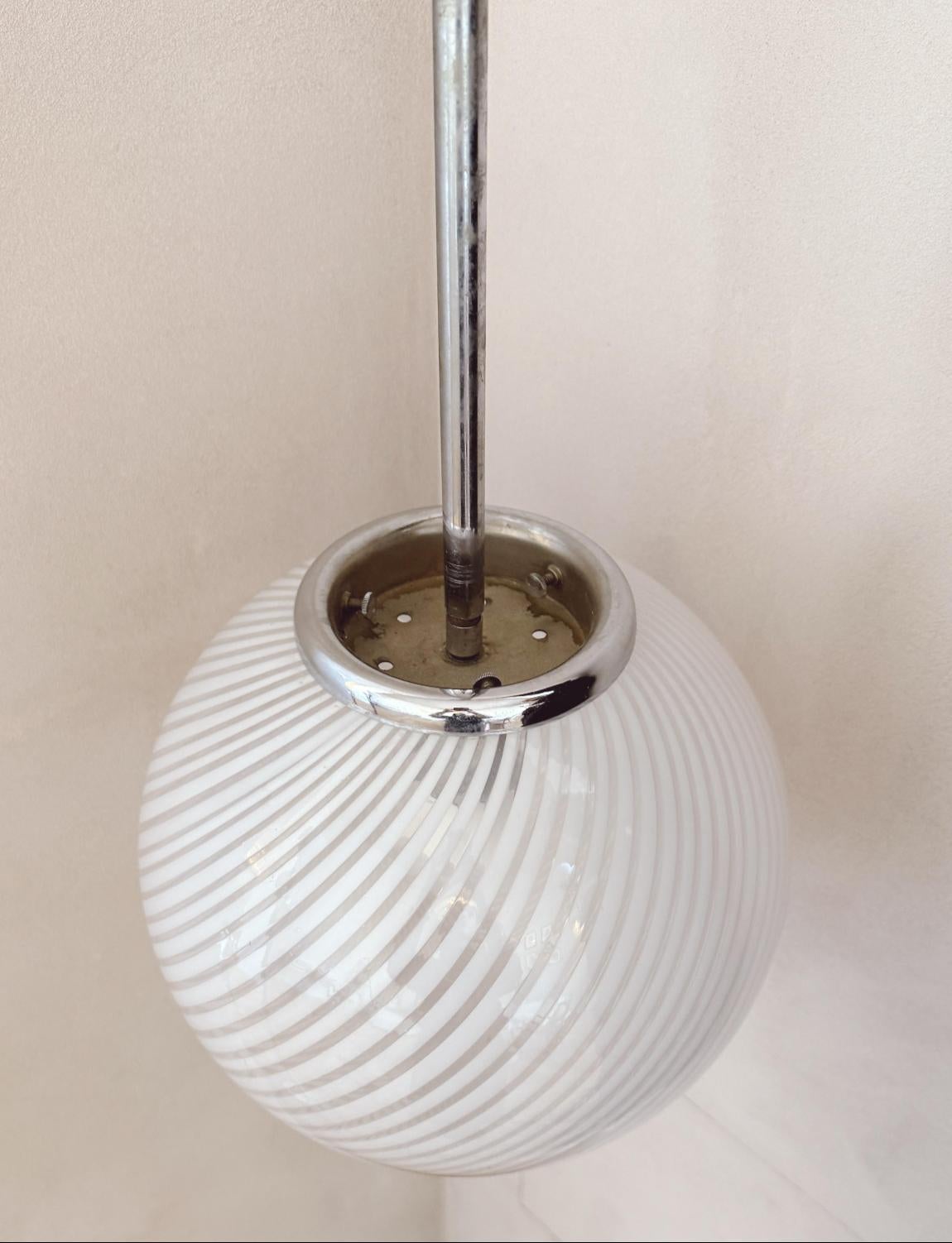 Italiano Plafoniera a sfera a strisce in vetro di Murano del 1960 di Venini in vendita