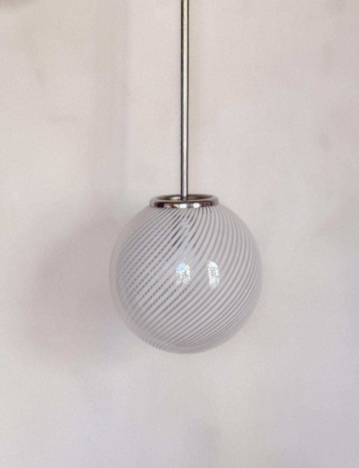 Plafoniera a sfera a strisce in vetro di Murano del 1960 di Venini In condizioni discrete in vendita a Florence, Tuscany
