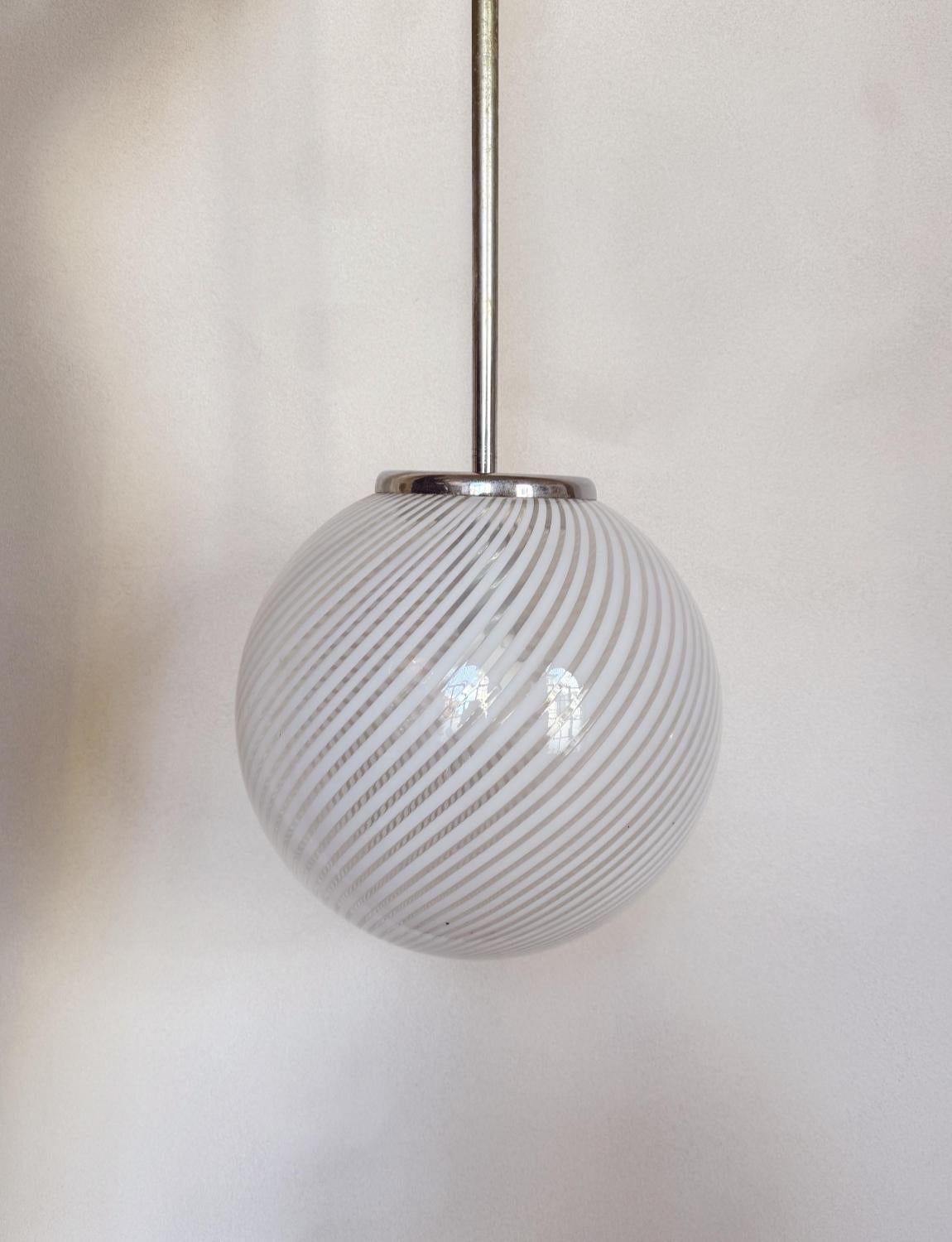 Ottone Plafoniera a sfera a strisce in vetro di Murano del 1960 di Venini in vendita