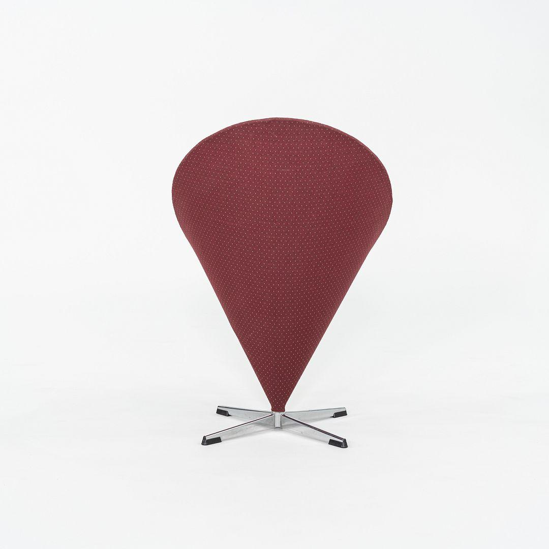 Questa è una Cone Chair, disegnata originariamente da Verner Panton nel 1958. Questo particolare esemplare è stato prodotto da Plus-Linje negli anni Sessanta. La sedia a cono è stata originariamente progettata per un ristorante in Danimarca, ma la