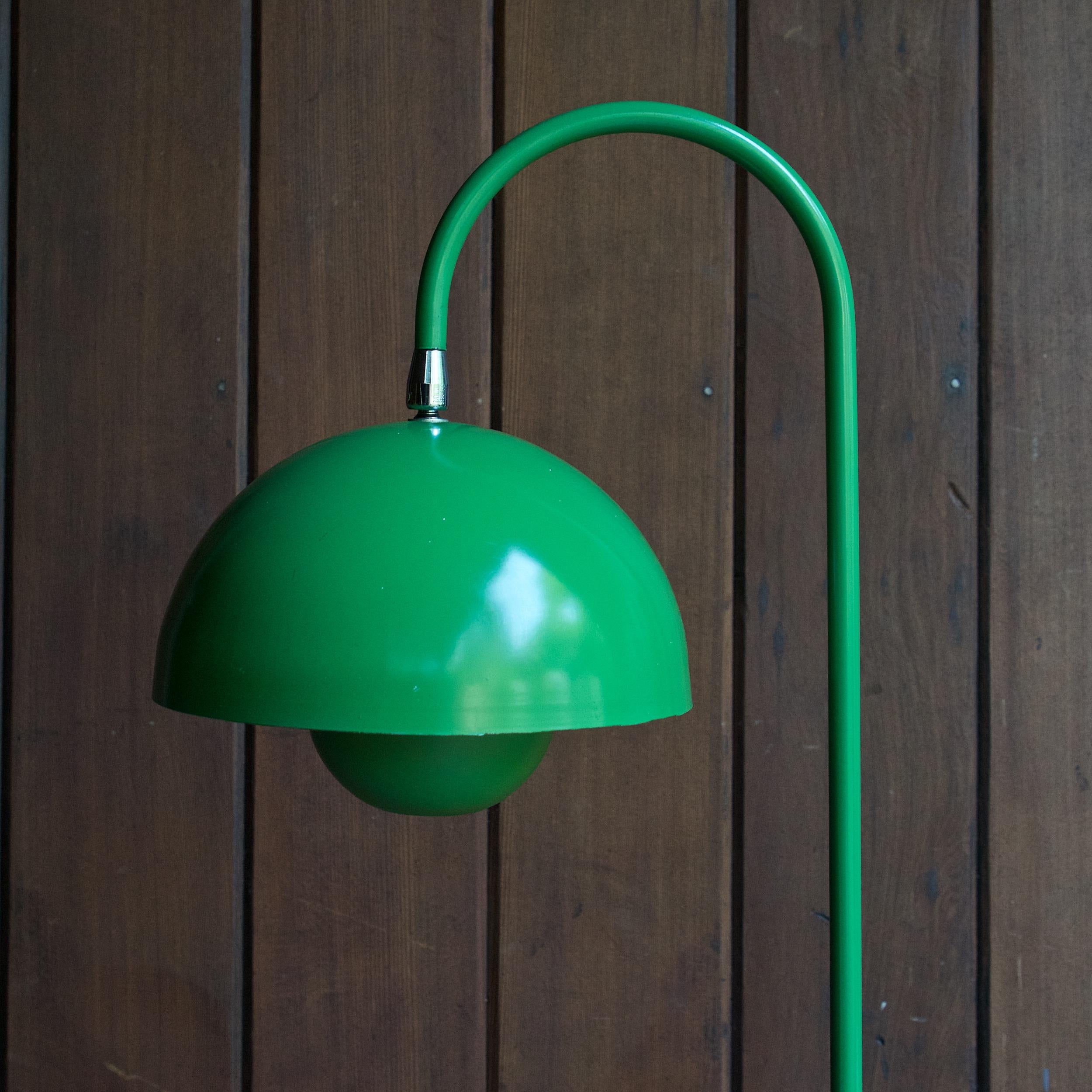 Nice clean, working example. All original, super fun Green.

Verner Panton's playful and innovative aesthetic is so prominent in all his designs. This floor lamp is from the 