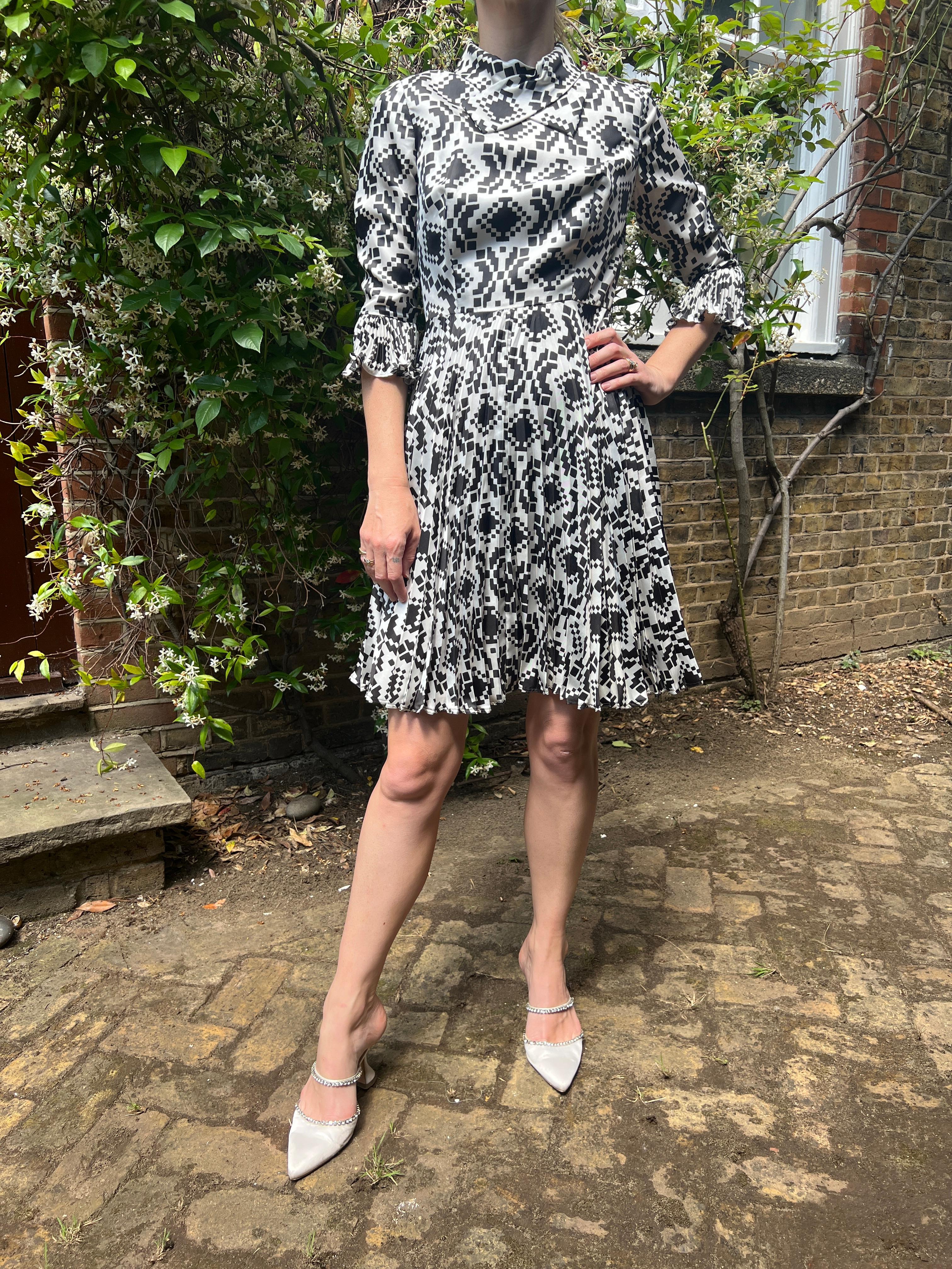 Verónica de los 60 en Rembrandt Vestido monocromo de estampado geométrico en venta 3