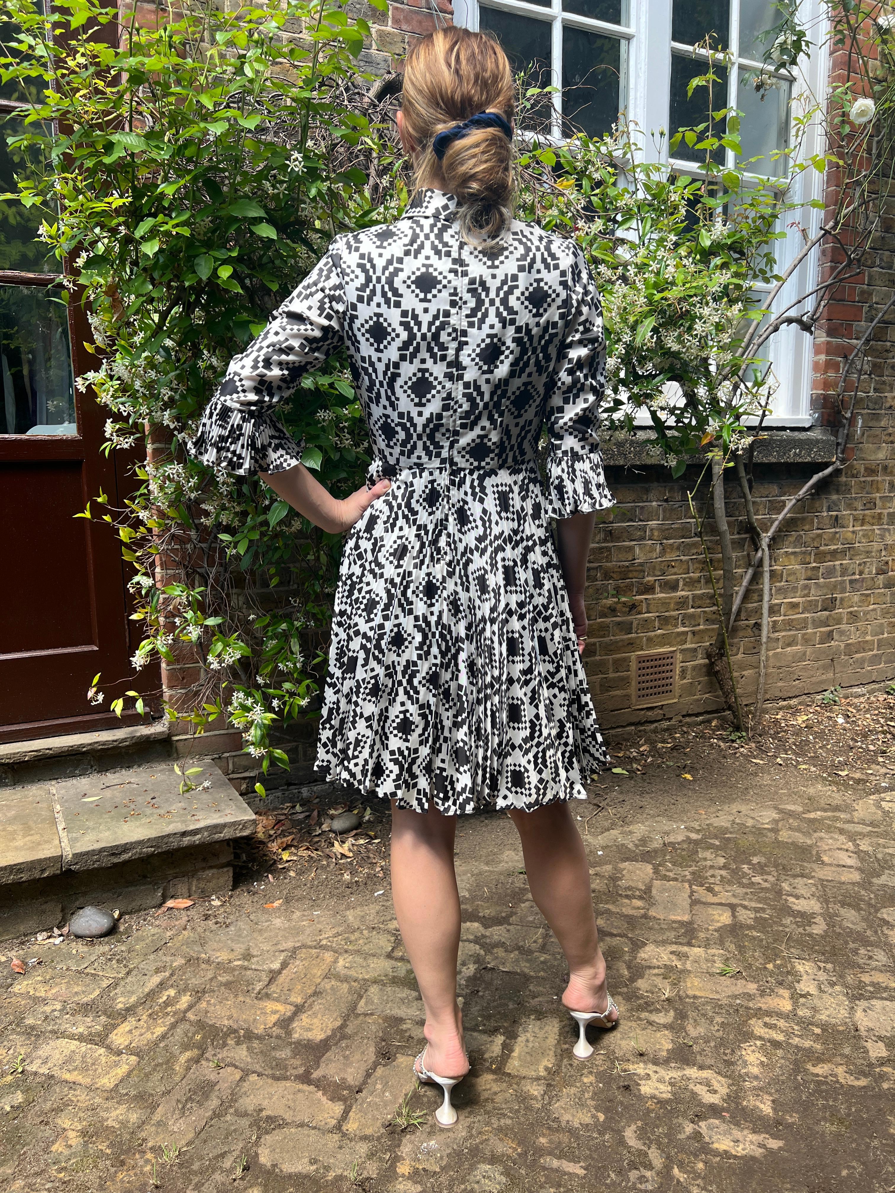 Verónica de los 60 en Rembrandt Vestido monocromo de estampado geométrico en venta 4