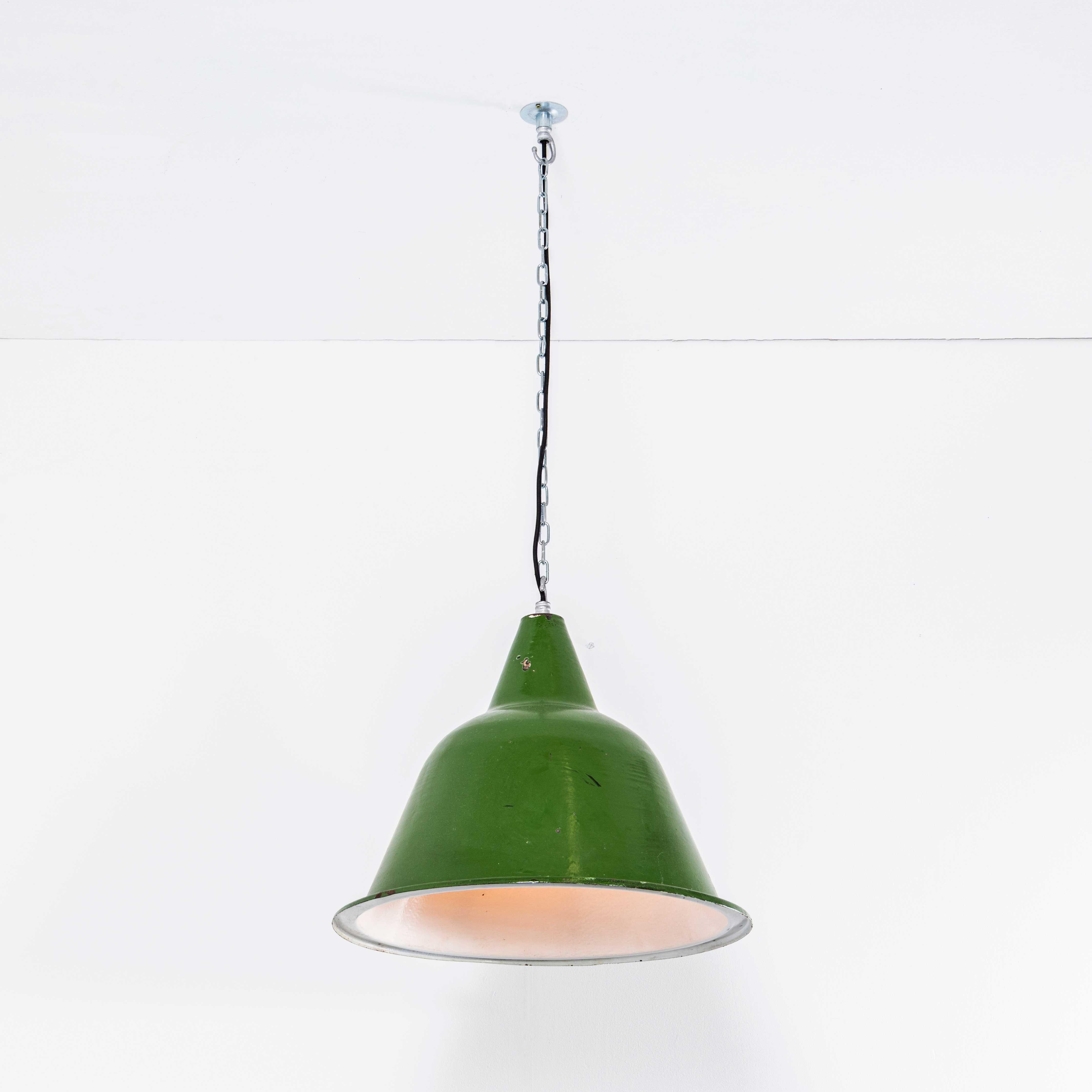 Très grande lampe pendante industrielle en émail vert des années 1960. 
Lampes industrielles classiques d'Europe de l'Est, l'abat-jour est émaillé vert, l'abat-jour réfléchissant est émaillé blanc. Incroyables lampes à grande échelle, d'un poids