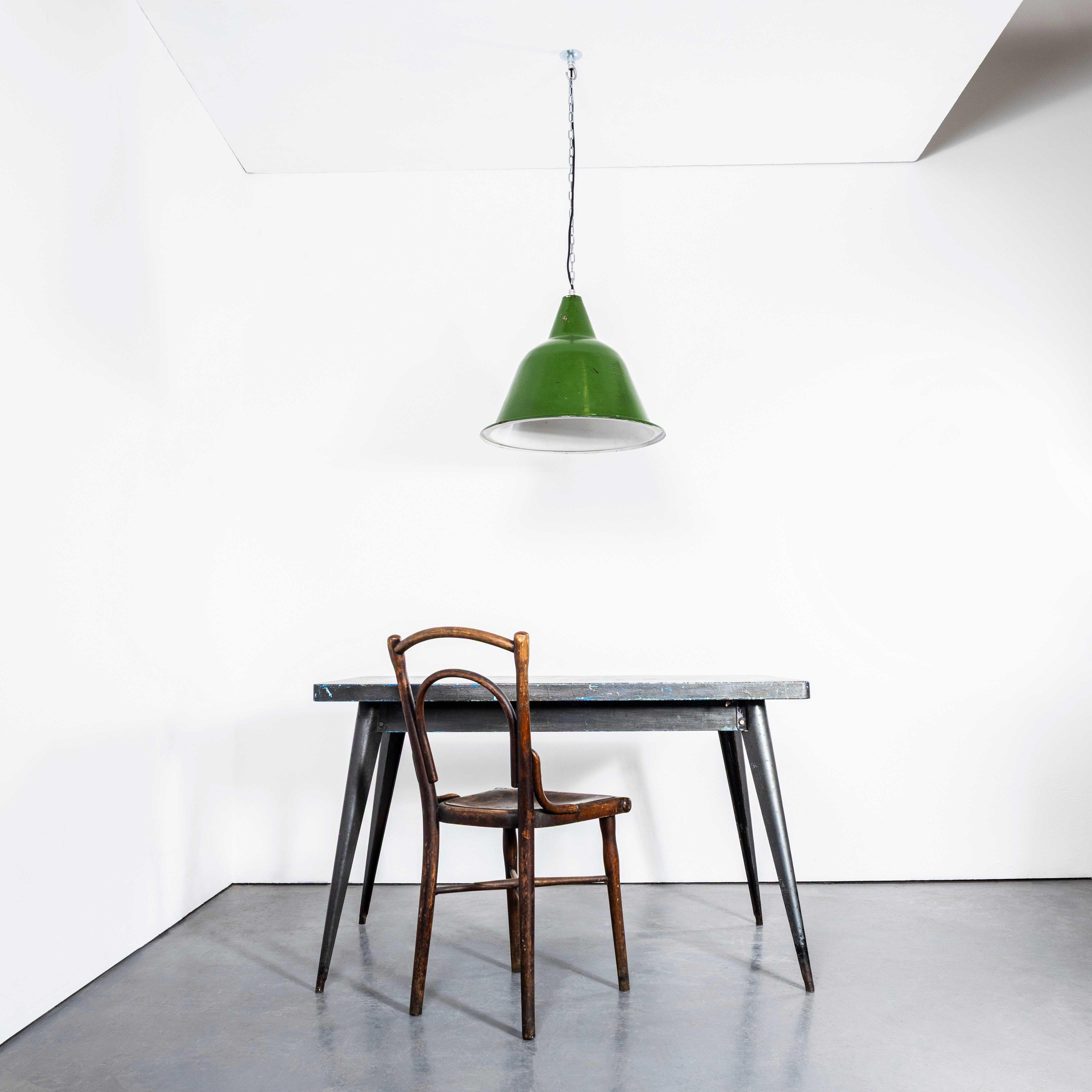 Très grande lampe pendante industrielle en émail des années 1960 Bon état - En vente à Hook, Hampshire