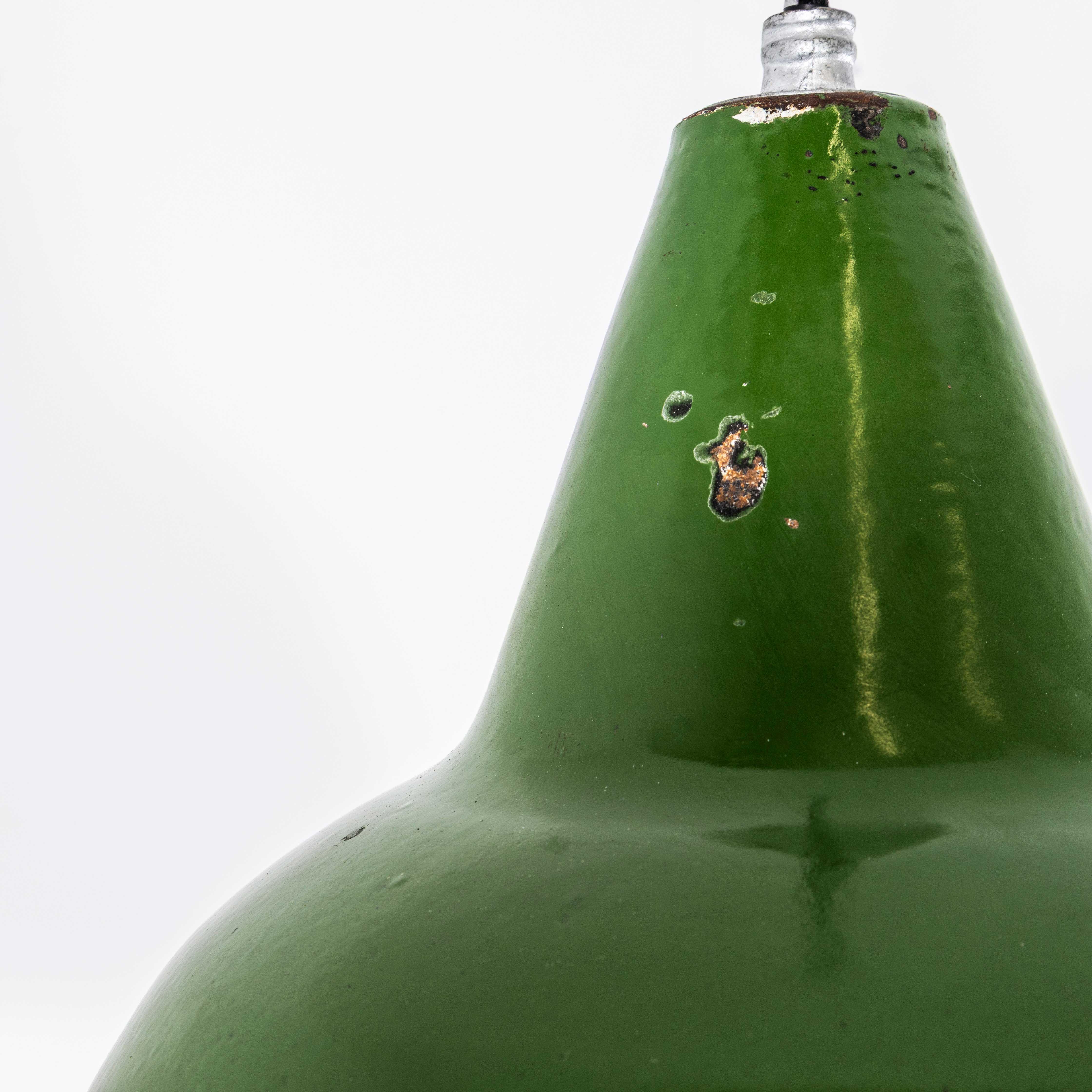 Acier Très grande lampe pendante industrielle en émail des années 1960 en vente
