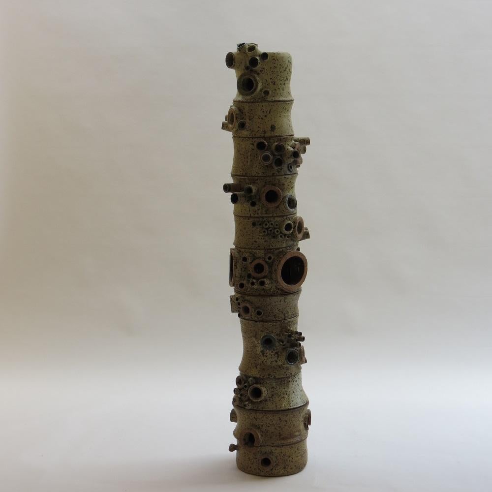 Eine sehr große und beeindruckende einmalige Skulptur von Studio Pottery.

Handgefertigte Steingutteile, die ineinandergreifen und einen Turm bilden. Jedes Teil wurde von Hand gedreht, glasiert und gebrannt.

Diese Arbeit wurde 1968 von Jean Dovey,