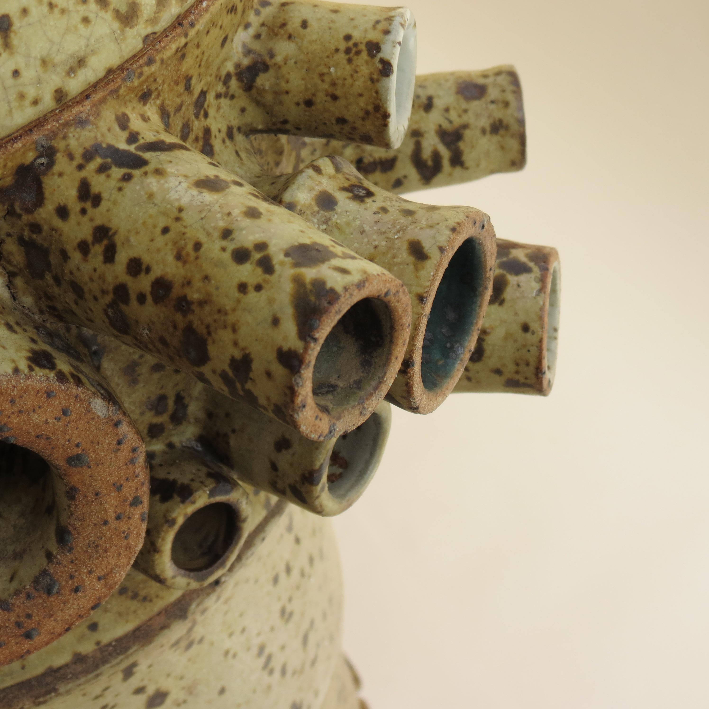 Una scultura Studio Pottery unica e di grandi dimensioni.

Sezioni di terracotta prodotte a mano che si incastrano per formare una torre. Ciascuna sezione è stata realizzata a mano, smaltata e cotta.

Questo pezzo è stato realizzato nel 1968 da Jean