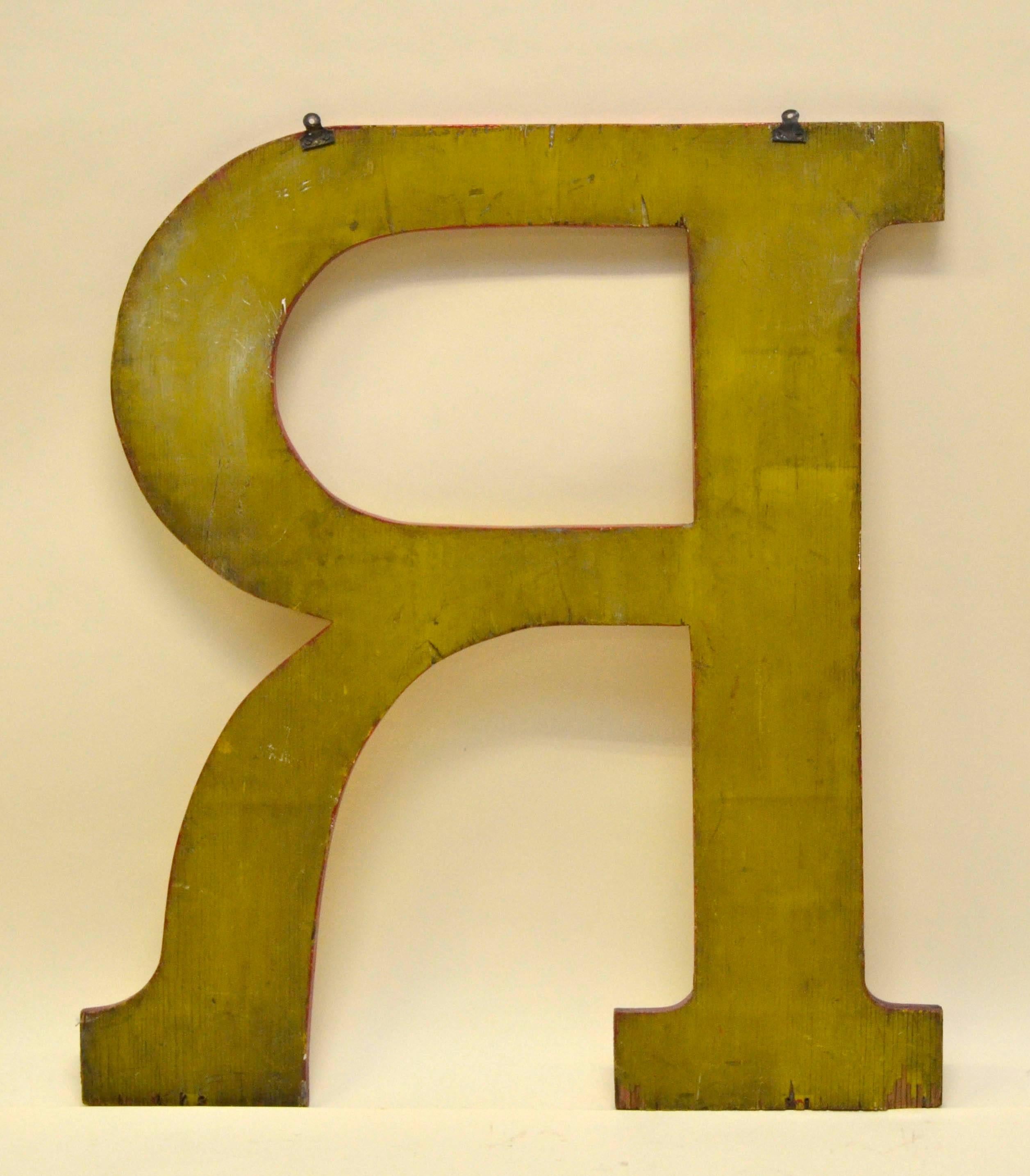 1960s Very Large Yellow Wooden Capital Letter R with Red Border Made in England In Good Condition In Milan, IT