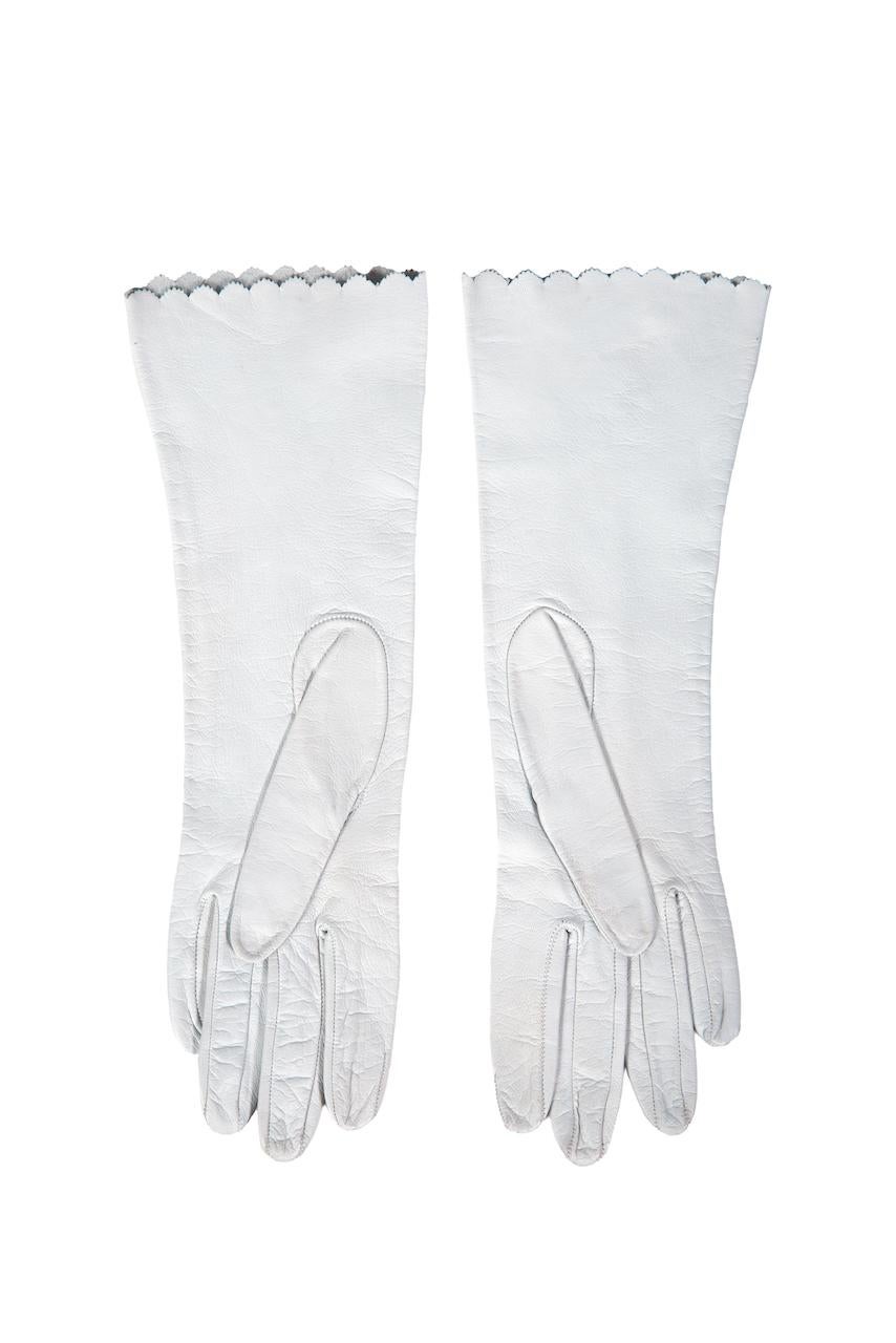 1960s Very Light Pastel Sky Blue Decorated Vintage Leather Gloves  In Excellent Condition For Sale In Munich, DE