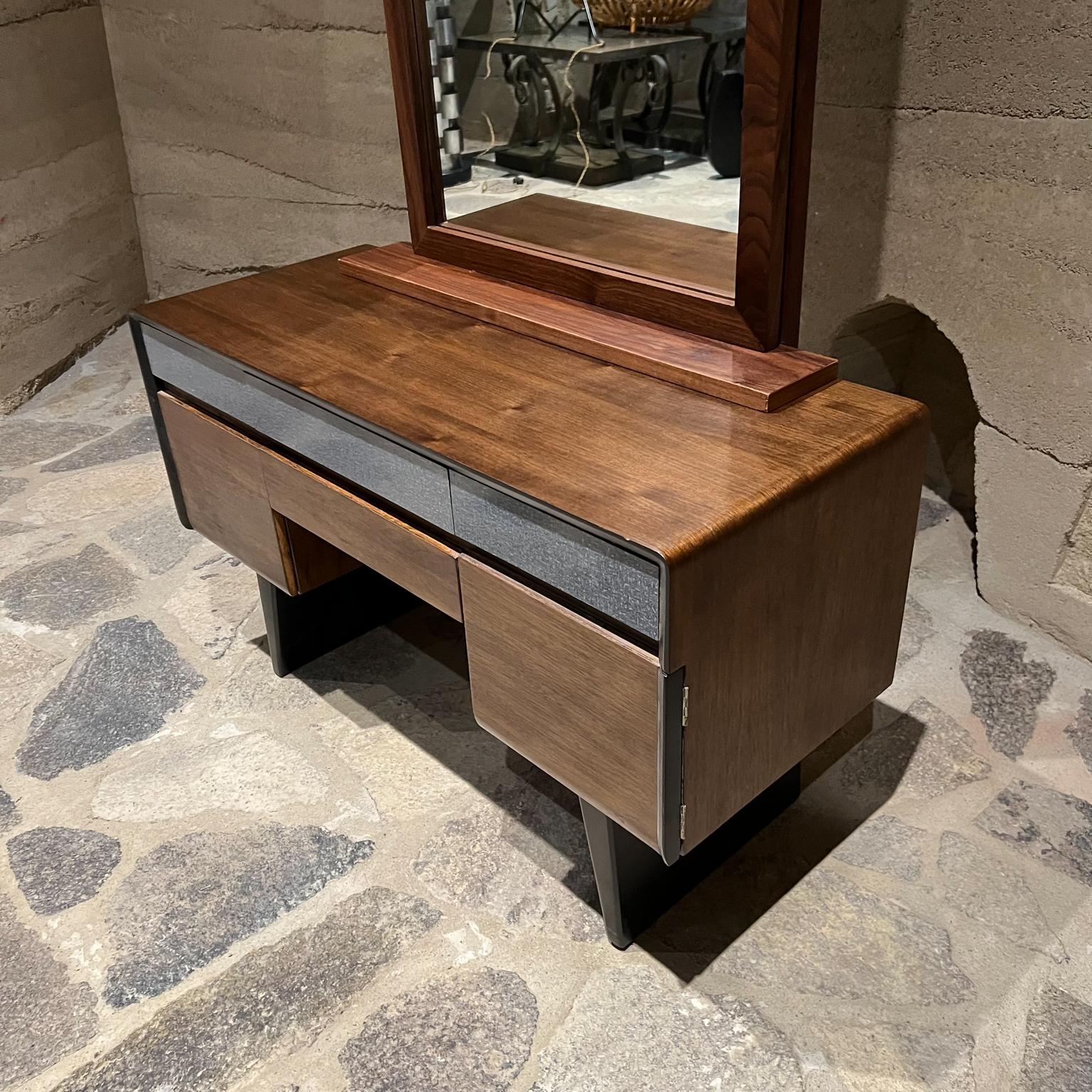 1960s Modern Vanity Set Schminktisch mit Spiegel im Zustand „Gut“ im Angebot in Chula Vista, CA