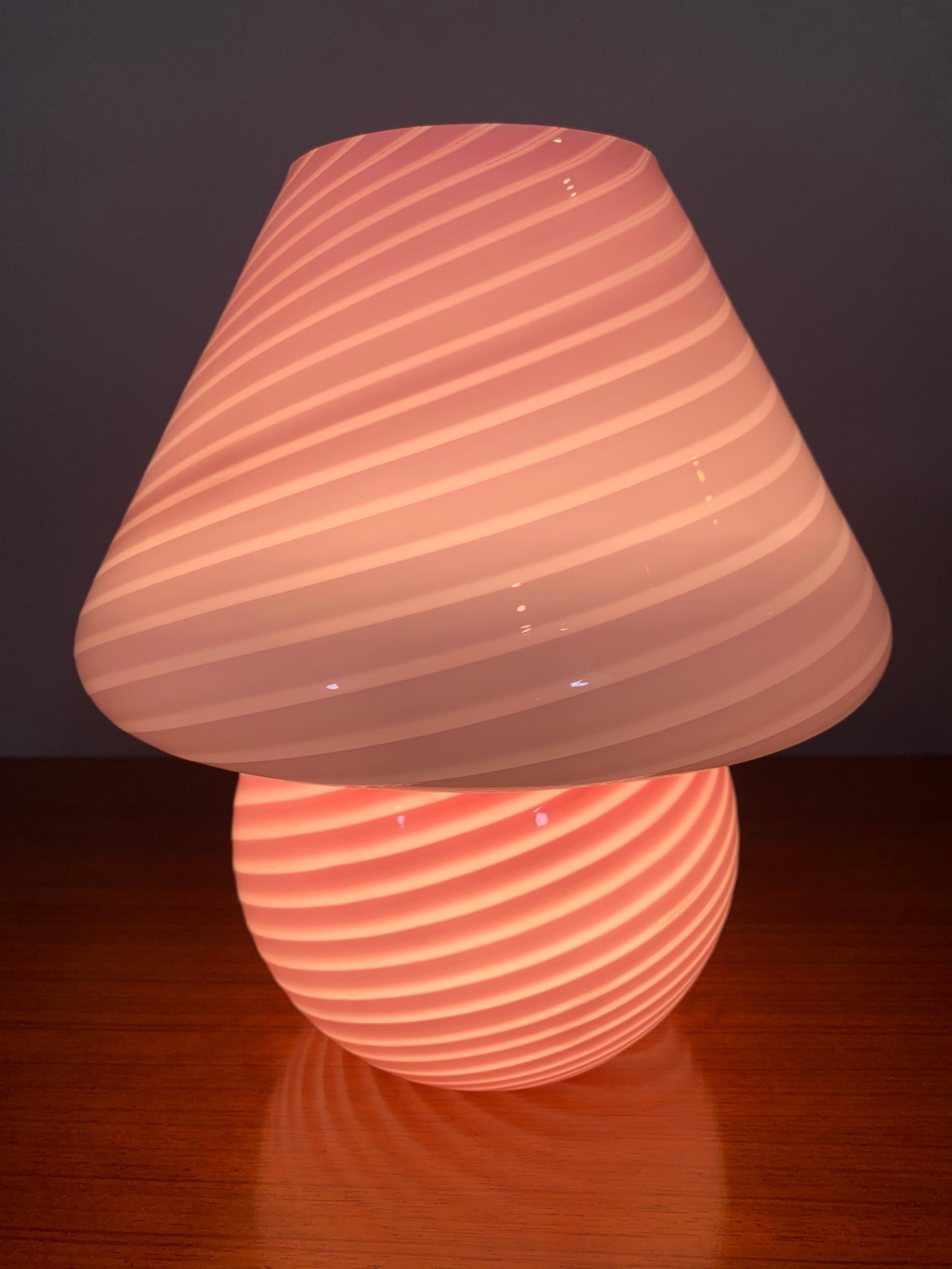 Mid-Century Modern 1960s Vetri d‘Arte Italian Murano Glass Swirled White and Pink Table Lamp