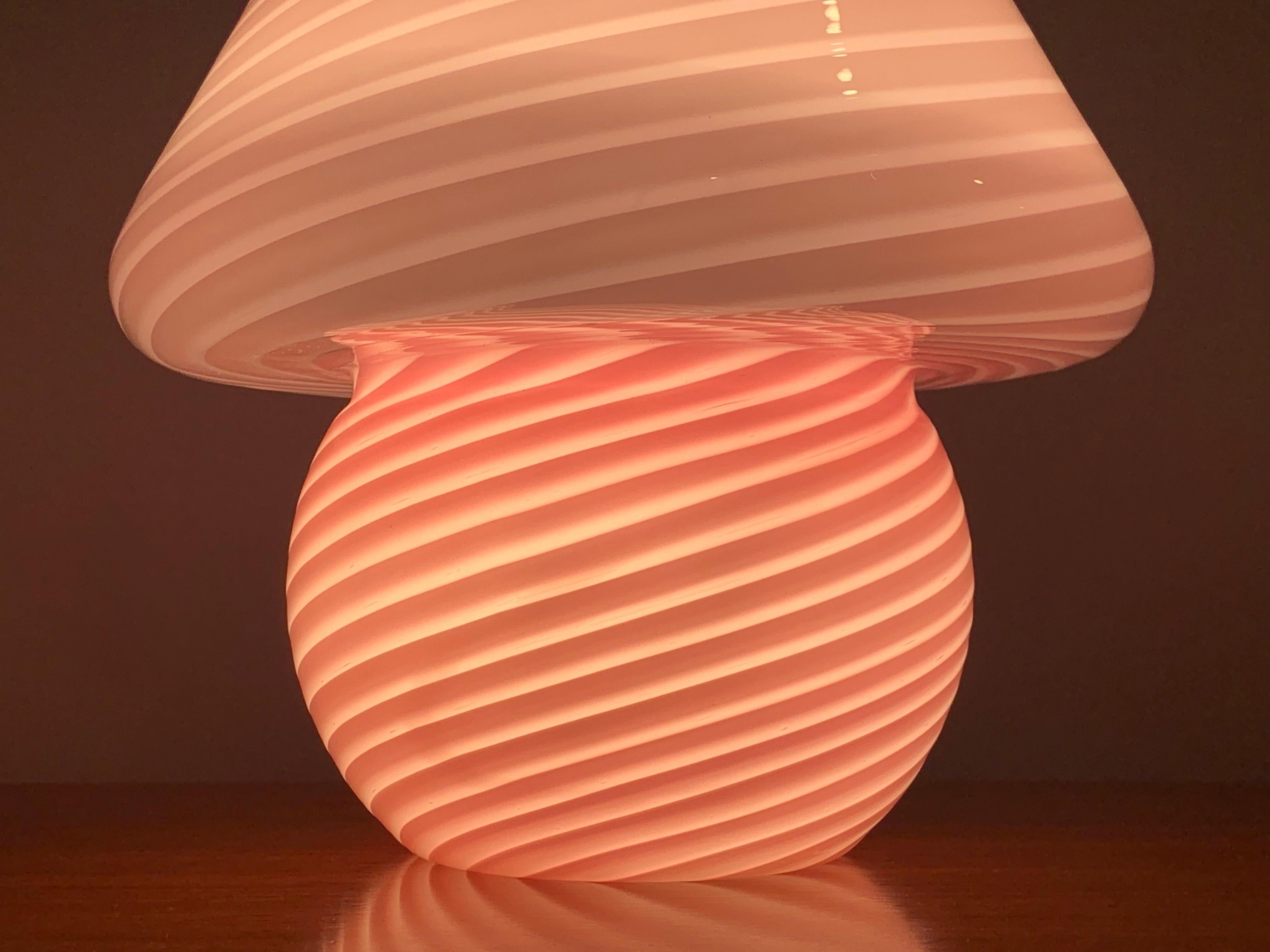1960s Vetri d‘Arte Italian Murano Glass Swirled White and Pink Table Lamp In Good Condition In London, GB