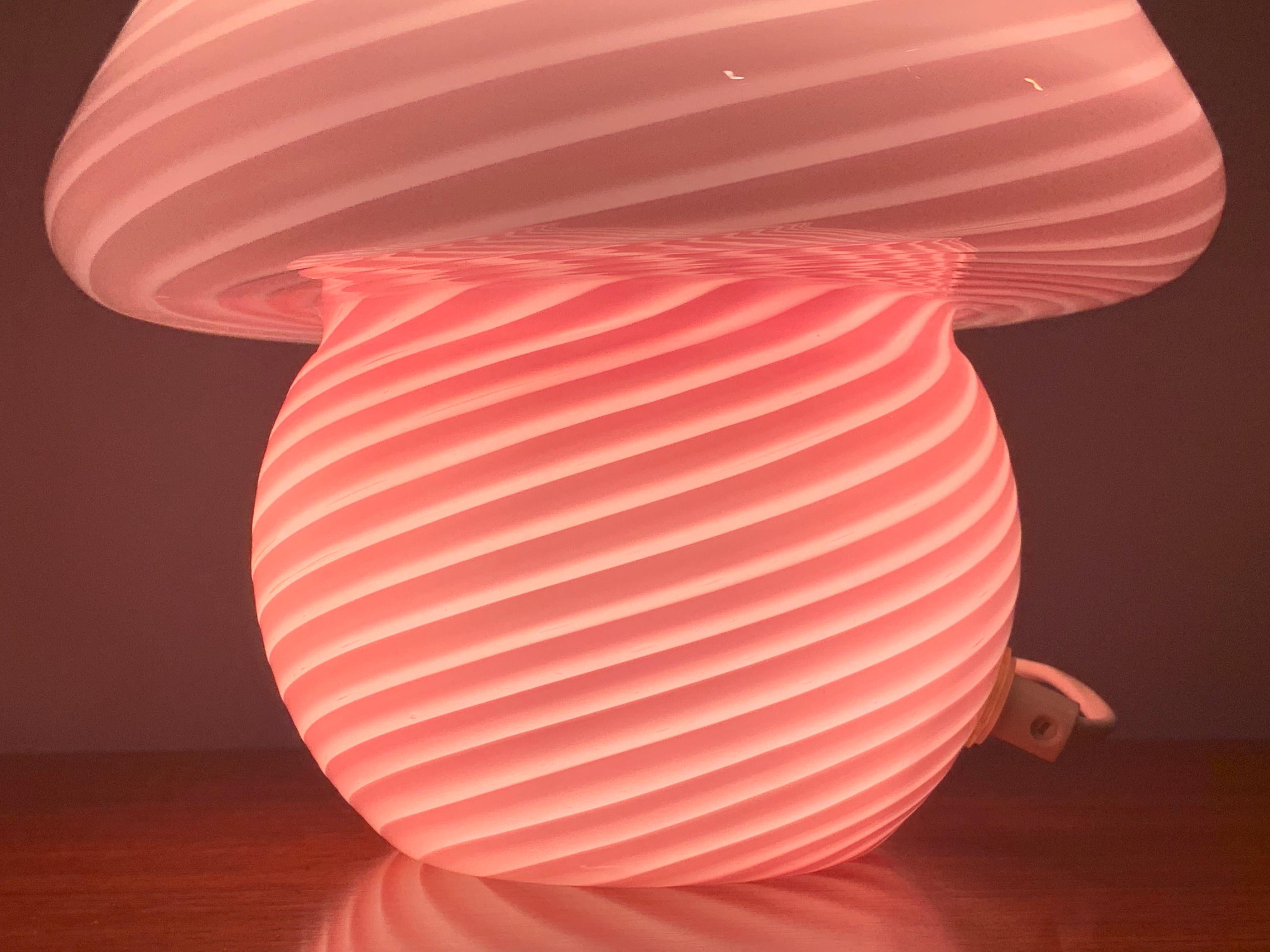20th Century 1960s Vetri d‘Arte Italian Murano Glass Swirled White and Pink Table Lamp