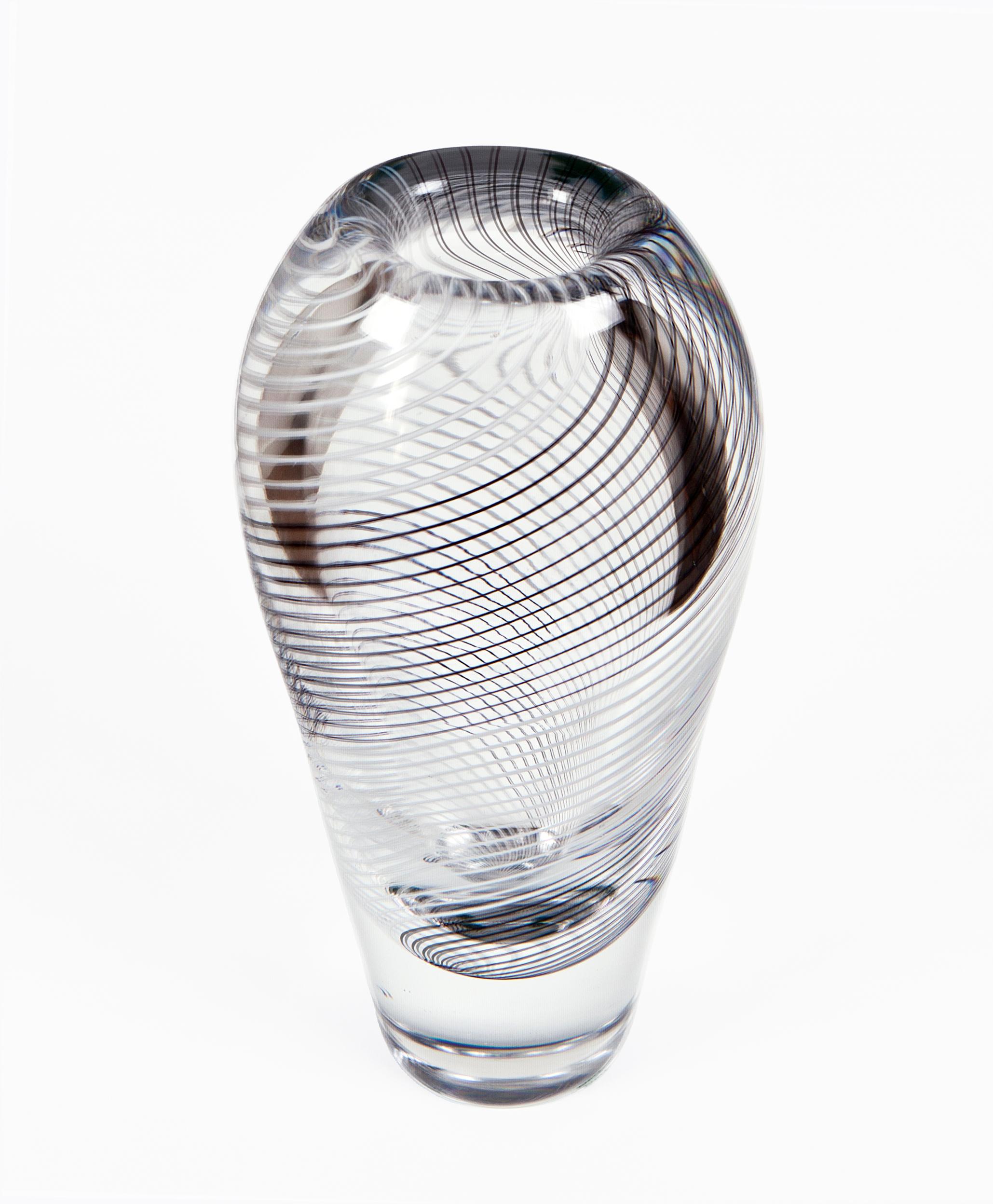 Clear Glass helicoidal pattern Vase by Vicke Lindstrand for Kosta. Sweden, 1960s.
Excellent condition used with slight traces of age and use.

Lindstrand was a Swedish glass, textile and fabric designer and painter. Considered pioneer in Swedish