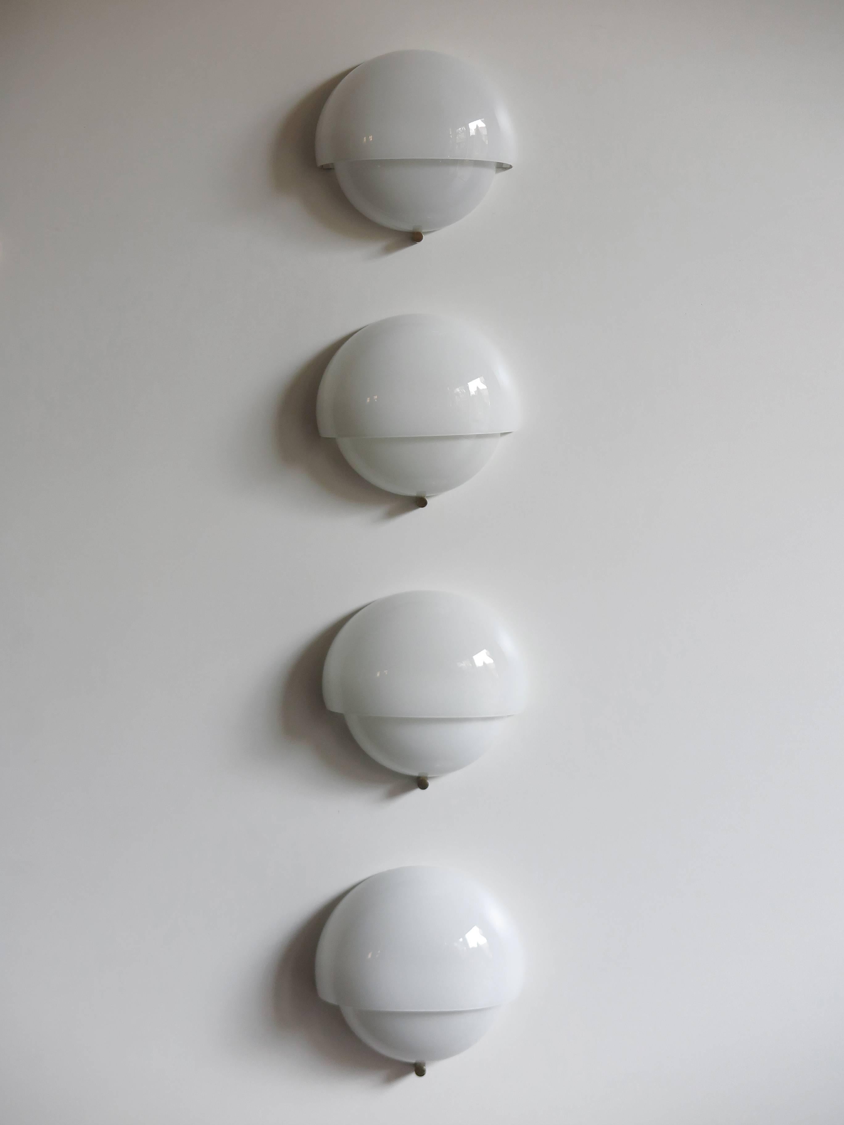 Set of four sconces or wall lamps model Mania designed by Italian Vico Magistretti for Artemide in 1963, white glass and brass detail.
XIII Triennale.