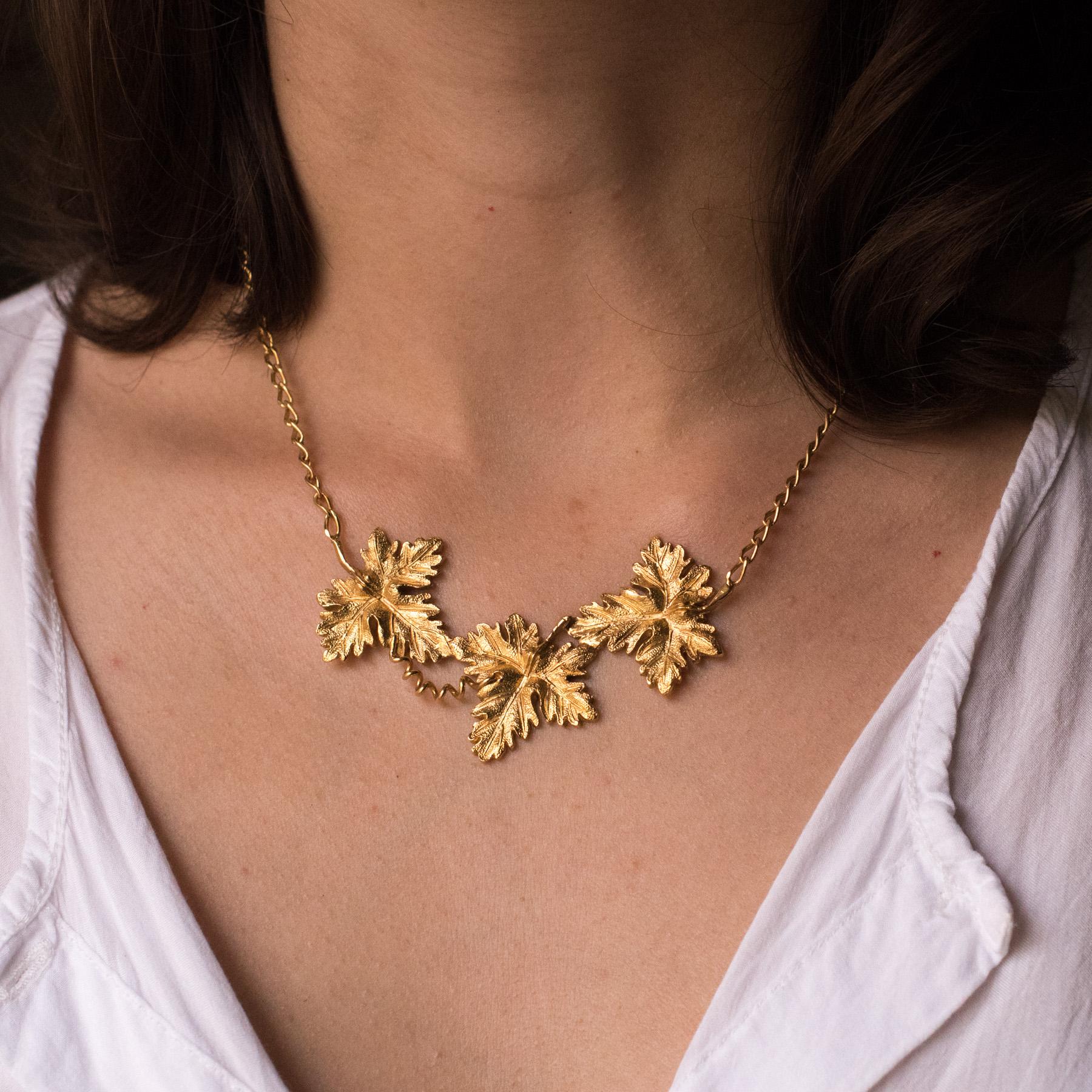 Necklace in vermeil, silver covered with yellow gold, crab hallmark.
Lovely antique jewel, this drapery necklace is made of a pattern of 3 vine leaves retained by a gourmet chain. The clasp is a spring ring.
Total length: 41 cm, pattern height: 4