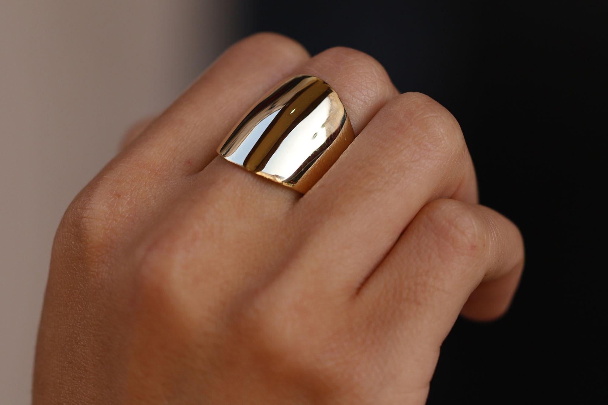 Dieser Vintage-Cocktailring bietet eine perfekte Kombination aus Erschwinglichkeit und luxuriösem Design. Er wurde fachmännisch aus nachhaltigem 14-karätigem Gelbgold gefertigt und bietet ein markantes Schilddesign, das Ihren Finger verlängert.
