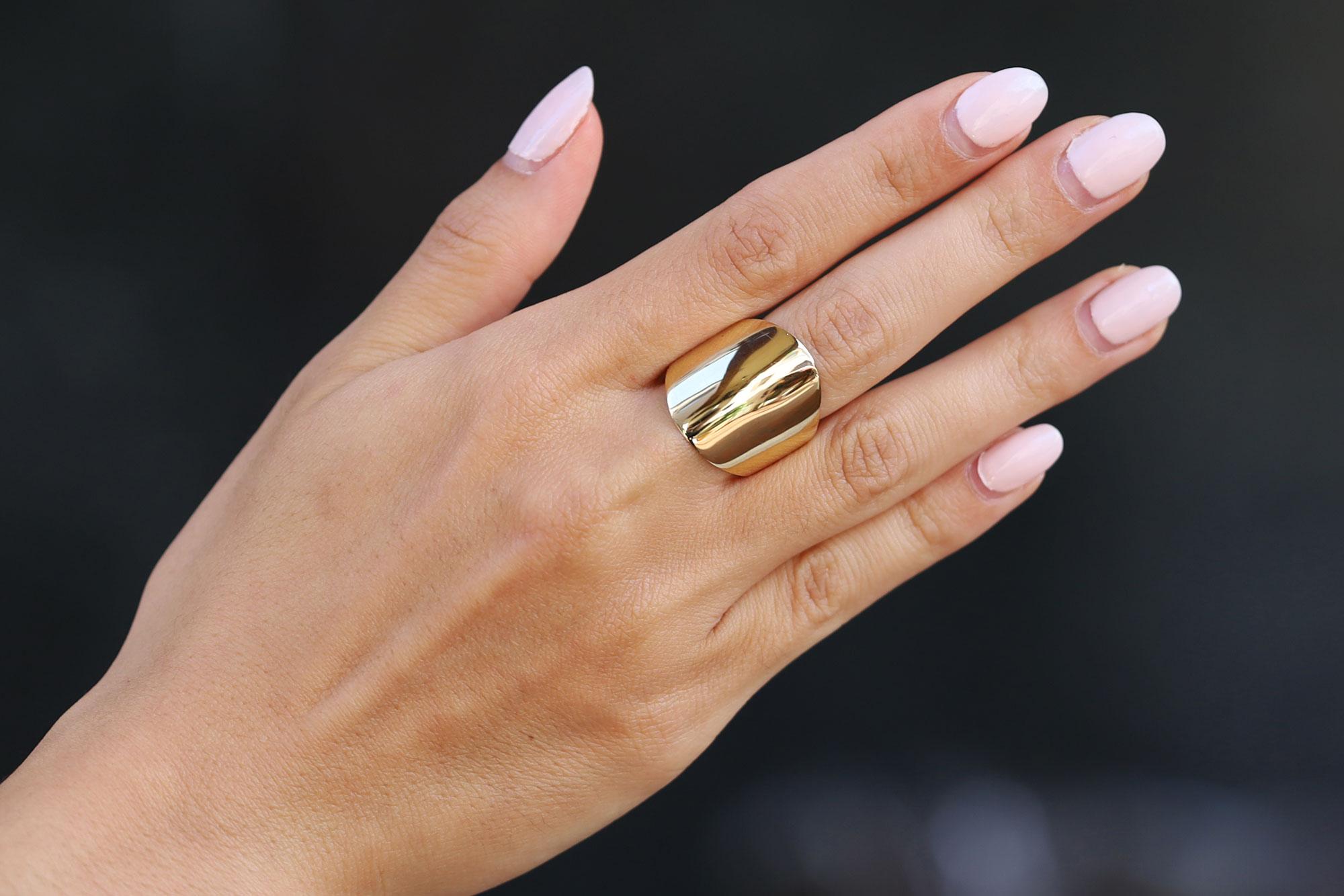 1960er Jahre Vintage 14k Gelbgold Schild Cocktail-Ring (Modernistisch)