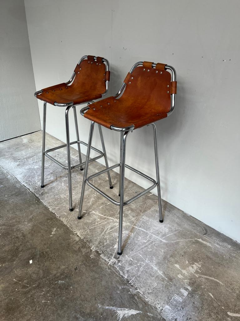 Dies sind die seltensten Hocker von Charlotte Perriand auf dem Markt!

Gesucht sind zwei oder vier Lederhocker von Charlotte Perriand für Les Arcs, 1960. Bitte beachten Sie, dass die Höhe der Beinauflage bei jedem Set leicht unterschiedlich