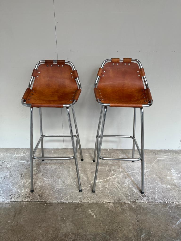1960's Vintage 2 oder 4 Original Lederhocker von Charlotte Perriand für Les Arcs (Moderne der Mitte des Jahrhunderts) im Angebot