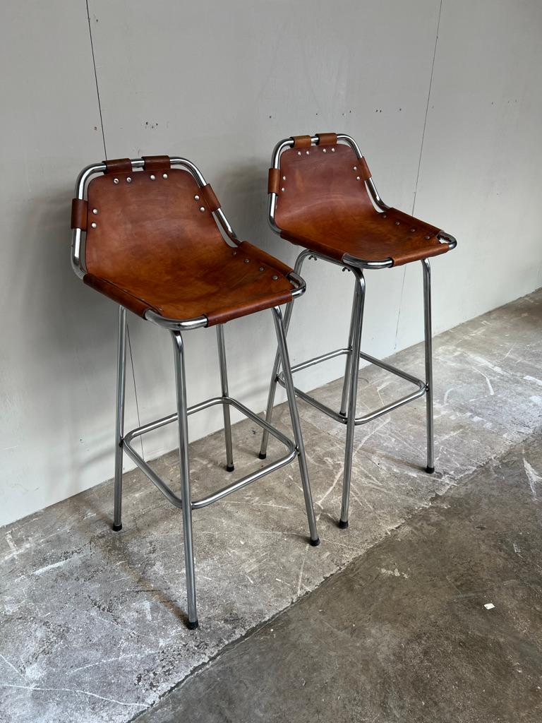 1960's Vintage 2 oder 4 Original Lederhocker von Charlotte Perriand für Les Arcs (Französisch) im Angebot