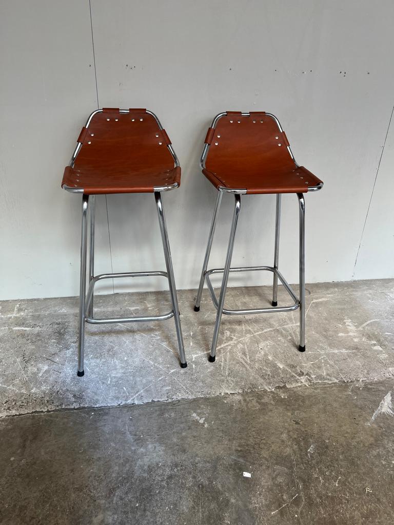 1960's Vintage 2 oder 4 Original Lederhocker von Charlotte Perriand für Les Arcs im Angebot 1