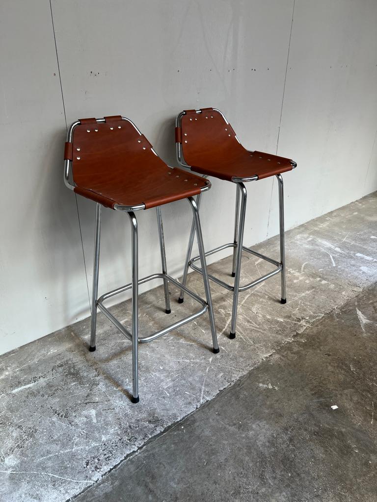 1960's Vintage 2 oder 4 Original Lederhocker von Charlotte Perriand für Les Arcs im Angebot 2