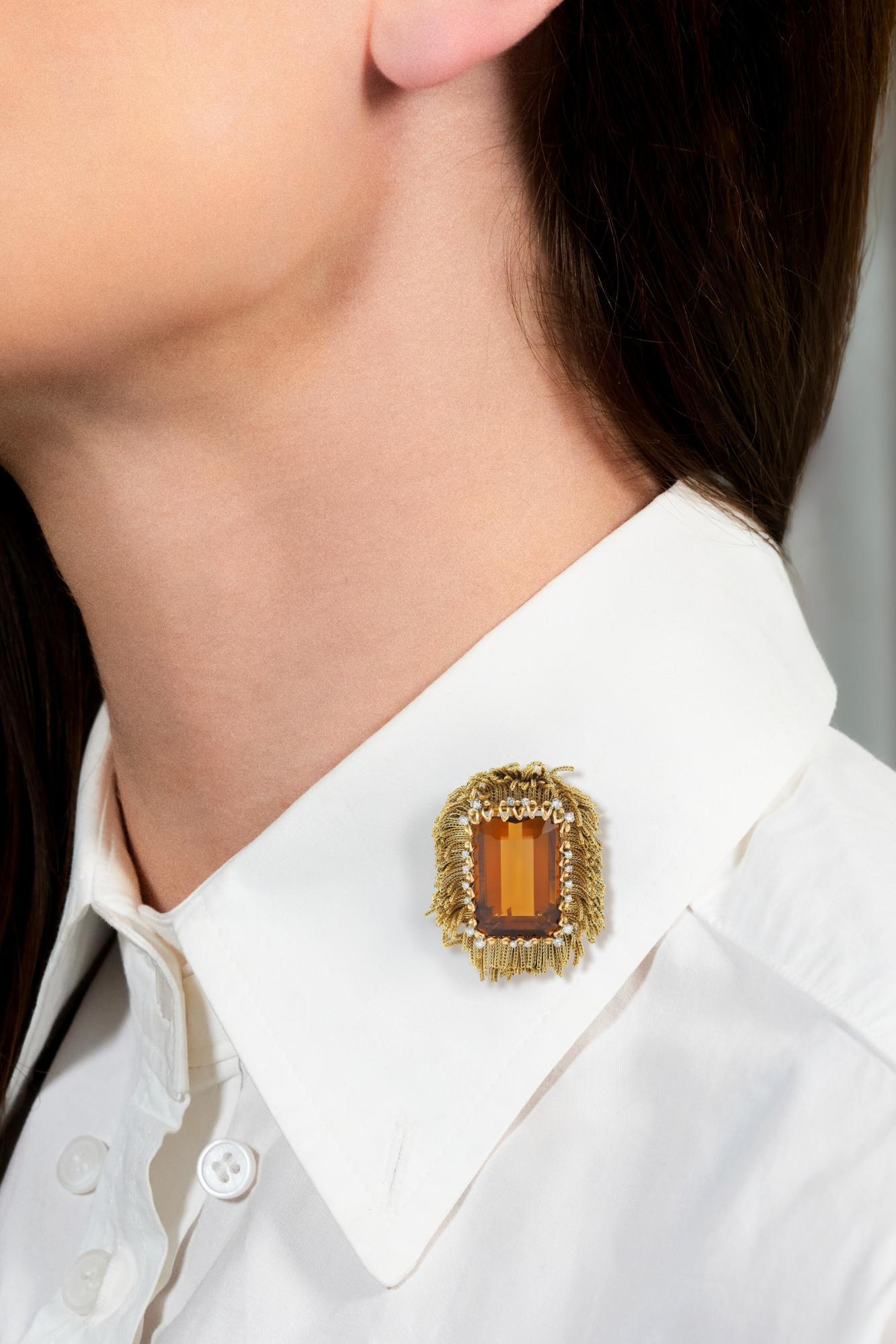 In der Mitte ein Citrin im Smaragdschliff mit einem Gesamtgewicht von etwa 30,48 Karat
Mit durchbrochenen Zacken aus Gelbgold und umlaufend mit Diamanten besetzt
Mit einem Gesamtgewicht von etwa 0.28 Karat - augenrein und glänzend
Fassung aus