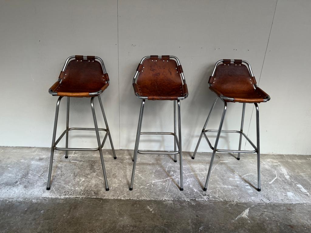 Mid-Century moderno Sgabelli vintage 3x originali in pelle di Charlotte Perriand per Les Arcs del 1960 in vendita