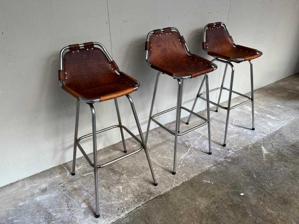 Francese Sgabelli vintage 3x originali in pelle di Charlotte Perriand per Les Arcs del 1960 in vendita