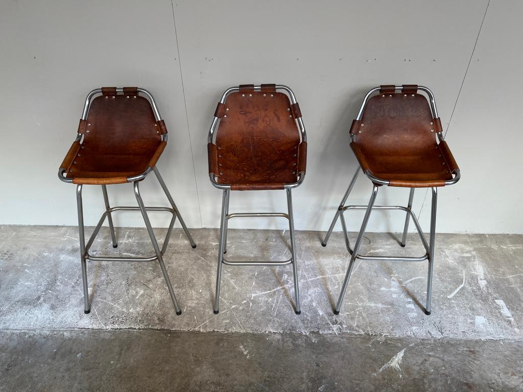 Sgabelli vintage 3x originali in pelle di Charlotte Perriand per Les Arcs del 1960 In condizioni buone in vendita a Markington, GB